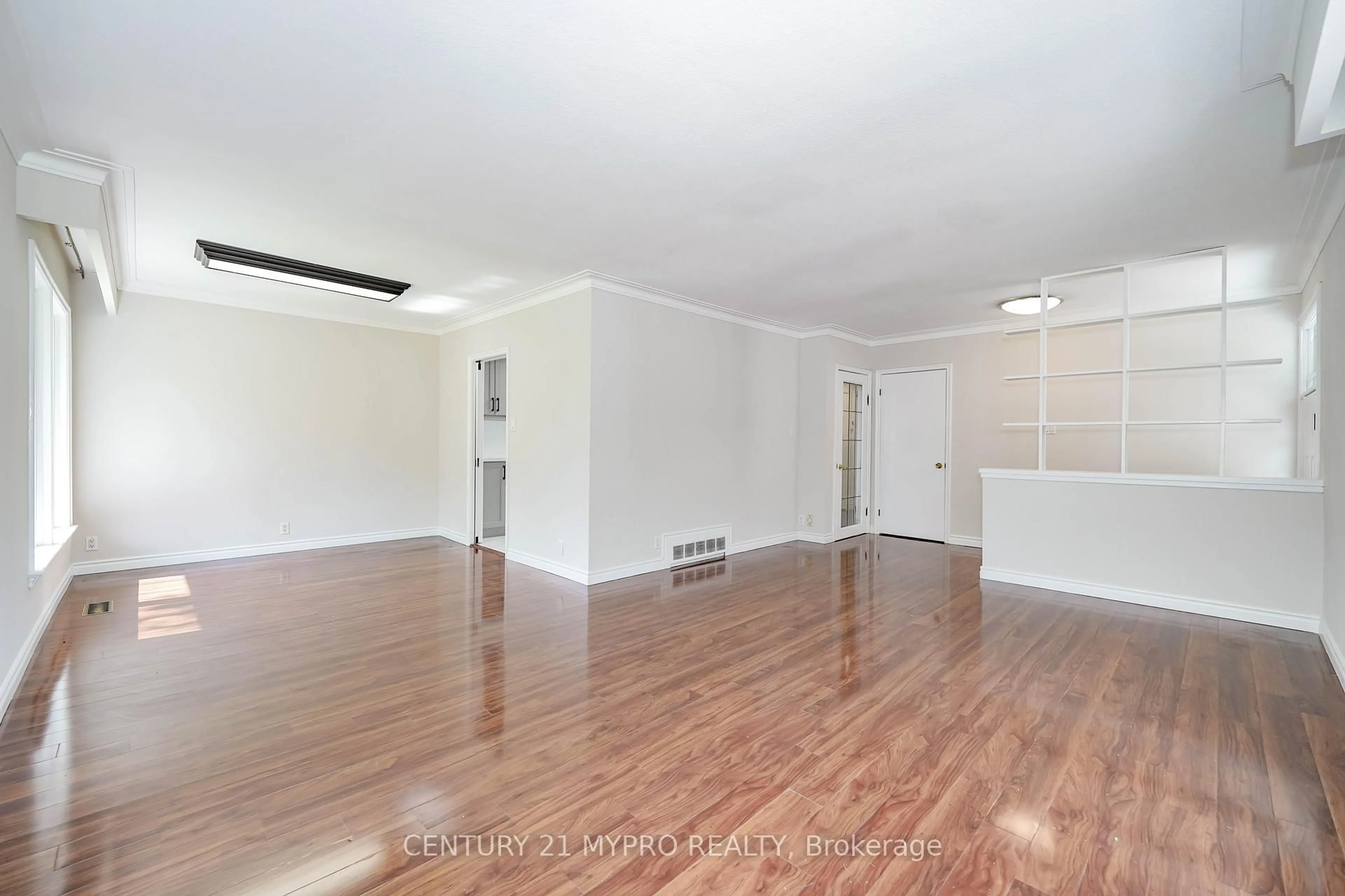 A pic of a room for 3026 O'hagan Dr, Mississauga Ontario L5C 2C5