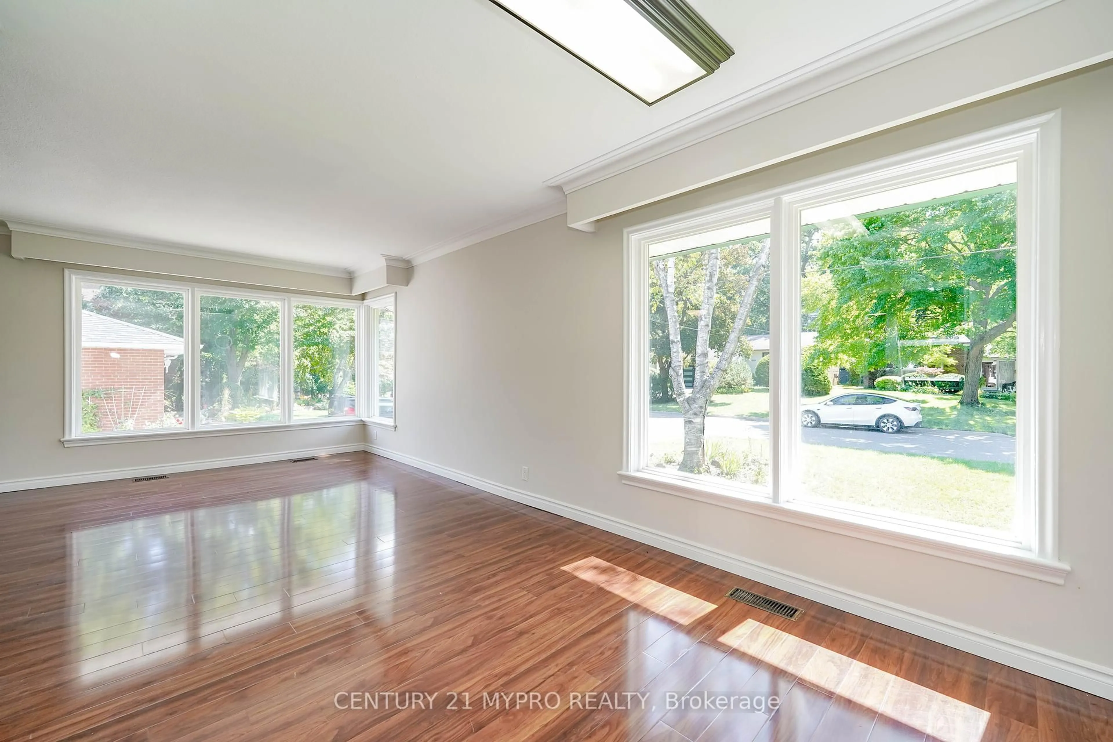 A pic of a room for 3026 O'hagan Dr, Mississauga Ontario L5C 2C5