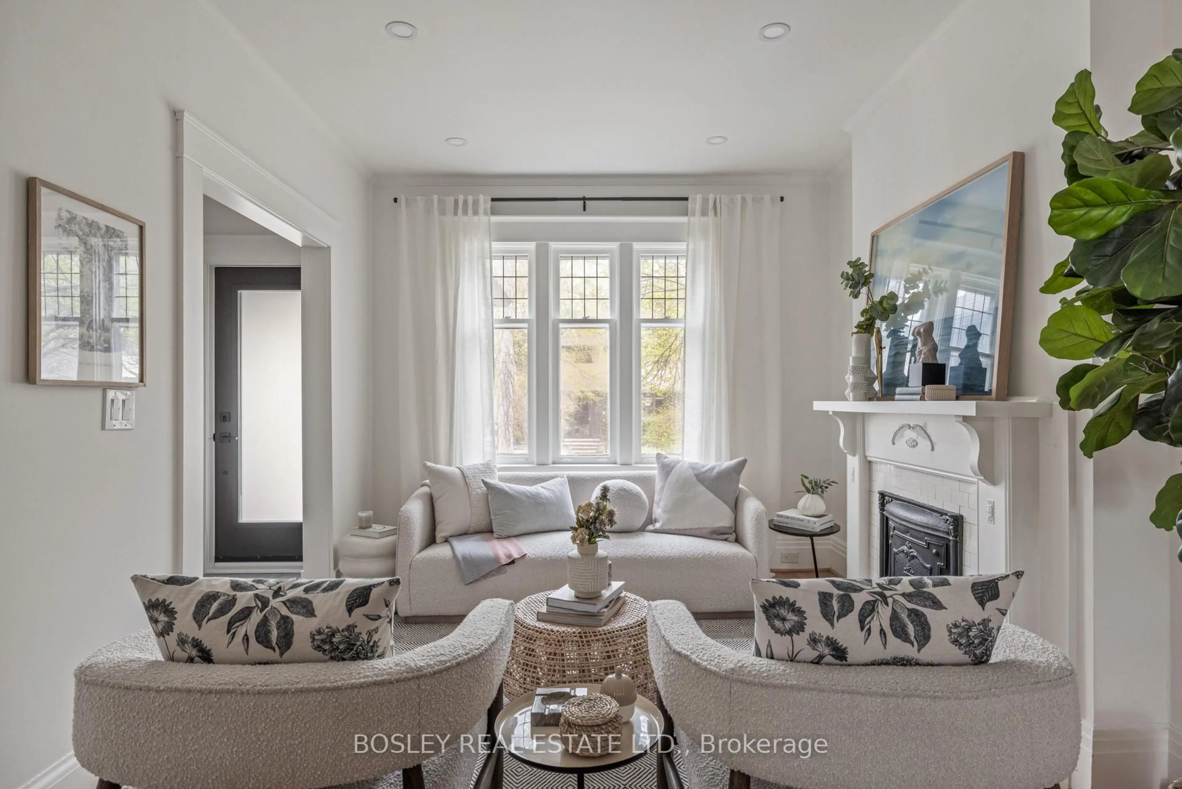 Living room with furniture, unknown for 10 Lincoln Ave, Toronto Ontario M6P 1M8