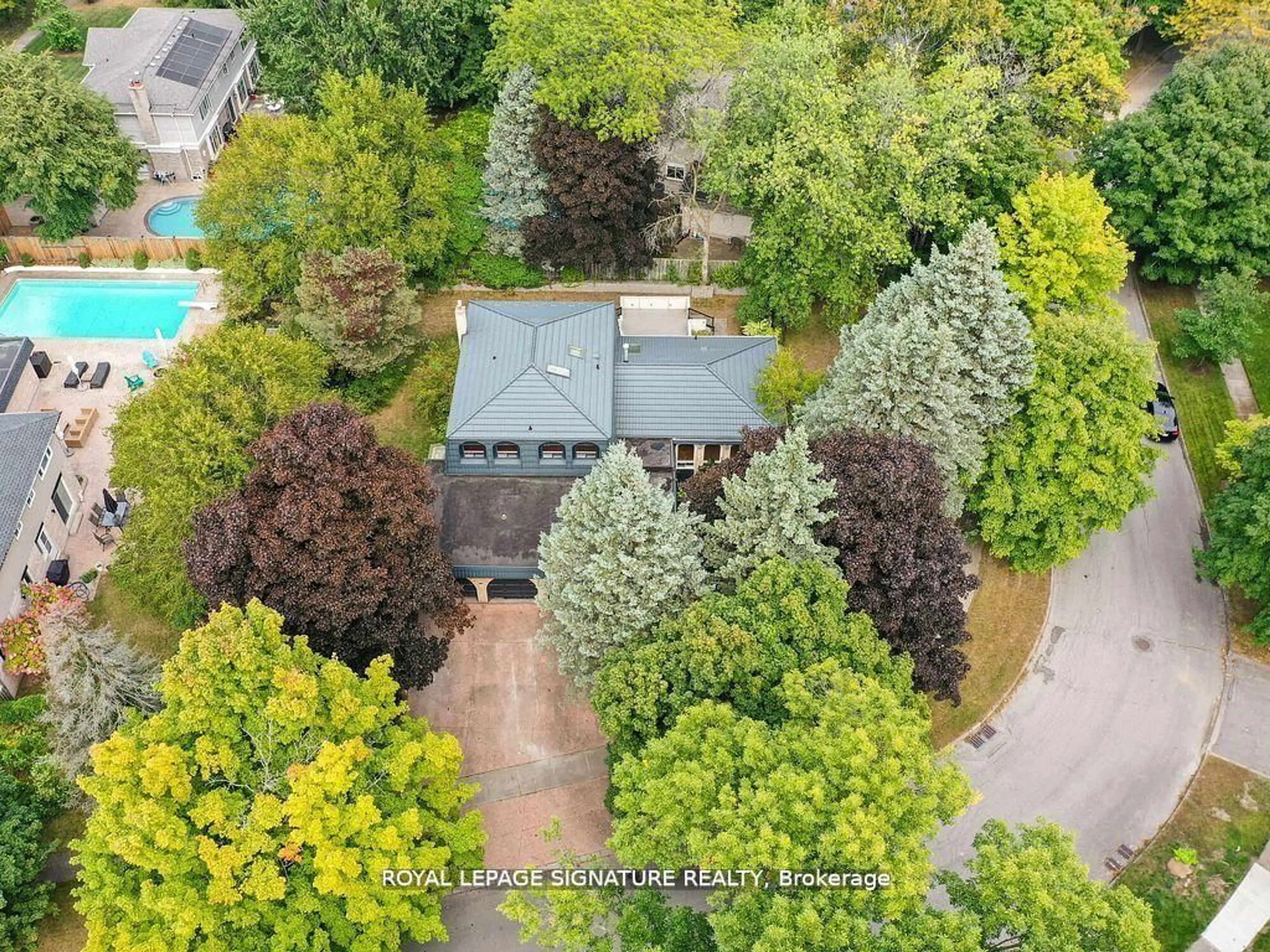 A pic from outside/outdoor area/front of a property/back of a property/a pic from drone, street for 165 Cavendish Crt, Oakville Ontario L6J 5S3