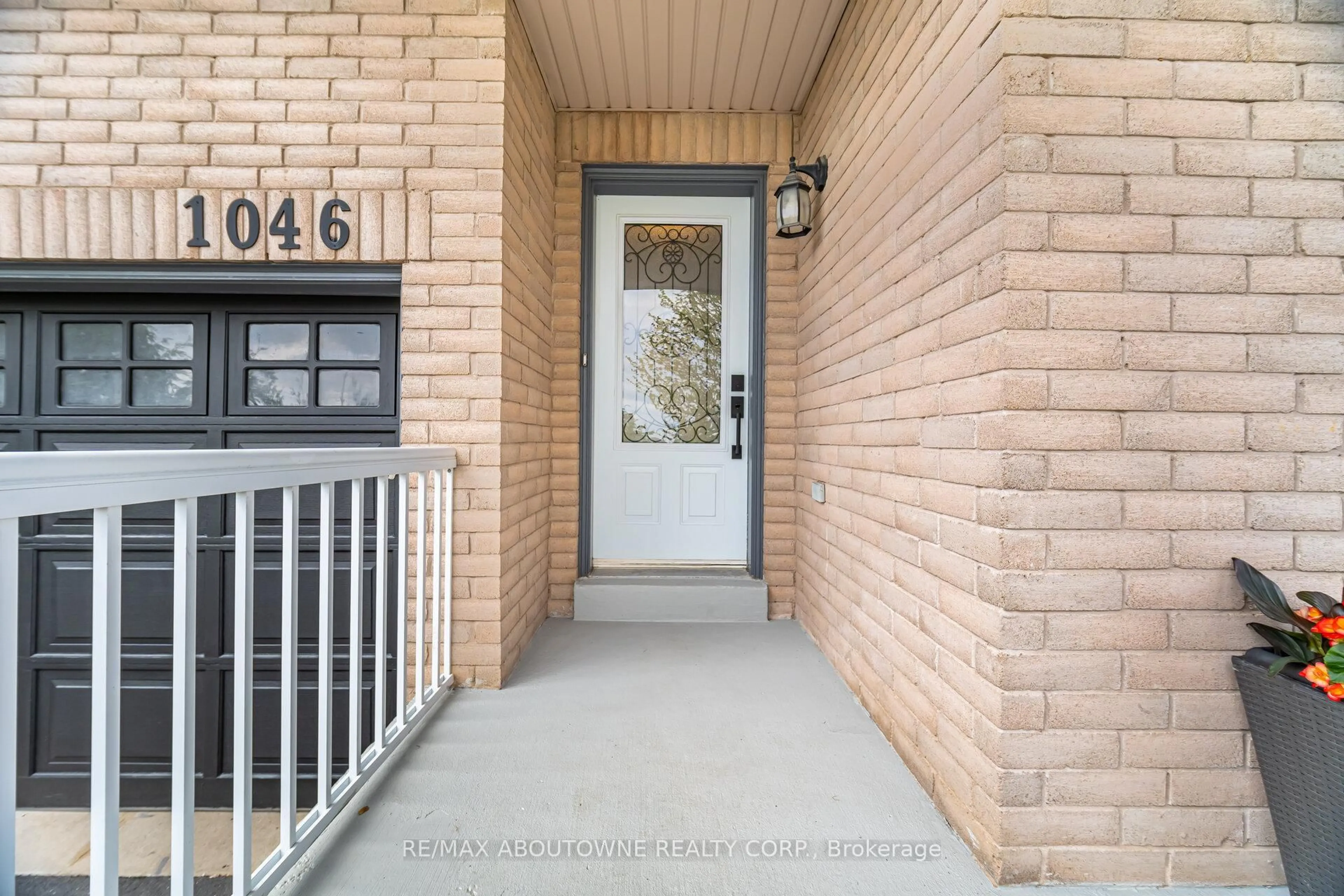 Indoor entryway for 1046 Holdsworth Cres, Milton Ontario L9T 0C2