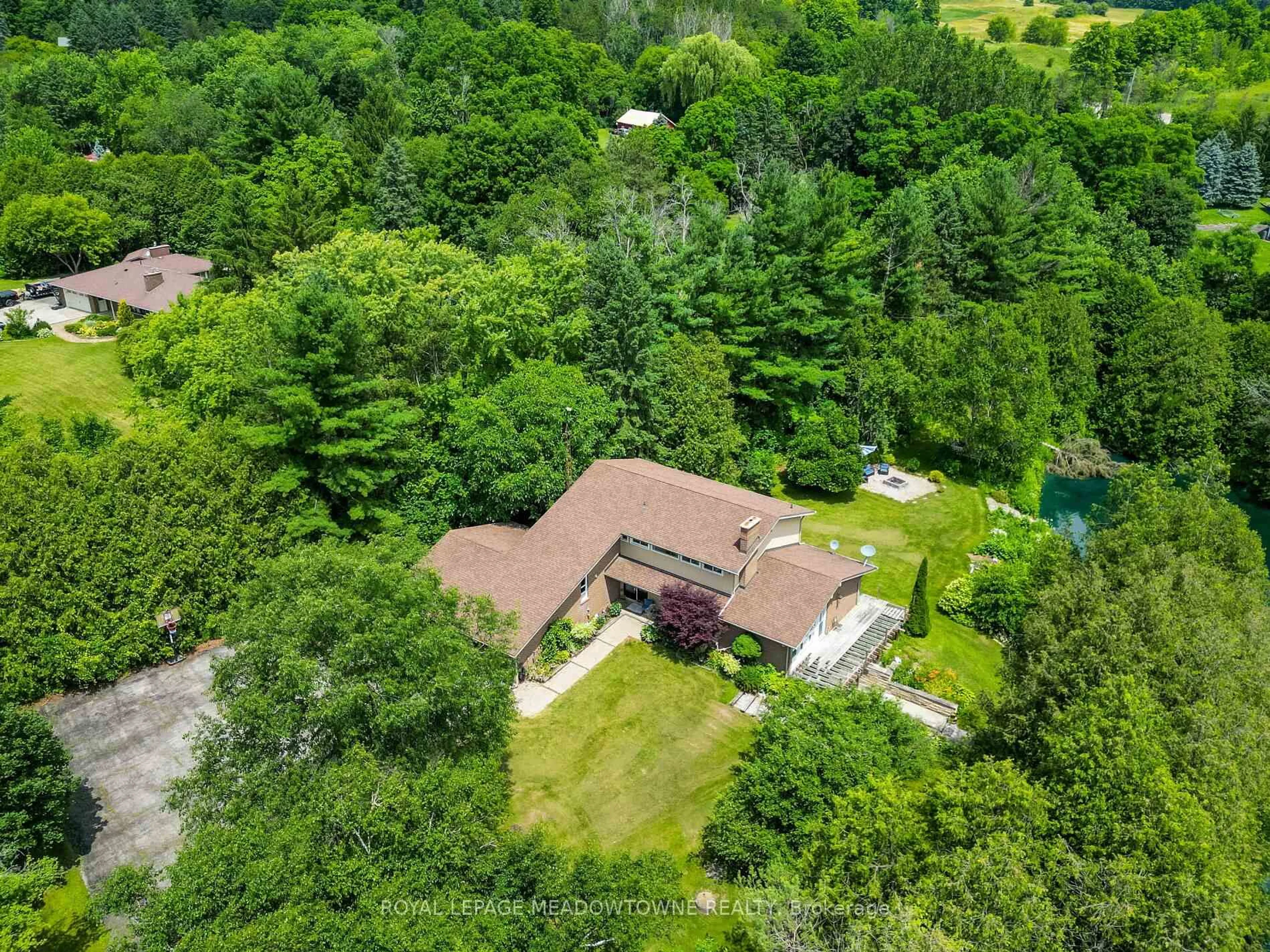 A pic from outside/outdoor area/front of a property/back of a property/a pic from drone, forest/trees view for 1 Cedar Dr, Caledon Ontario L7K 1H4
