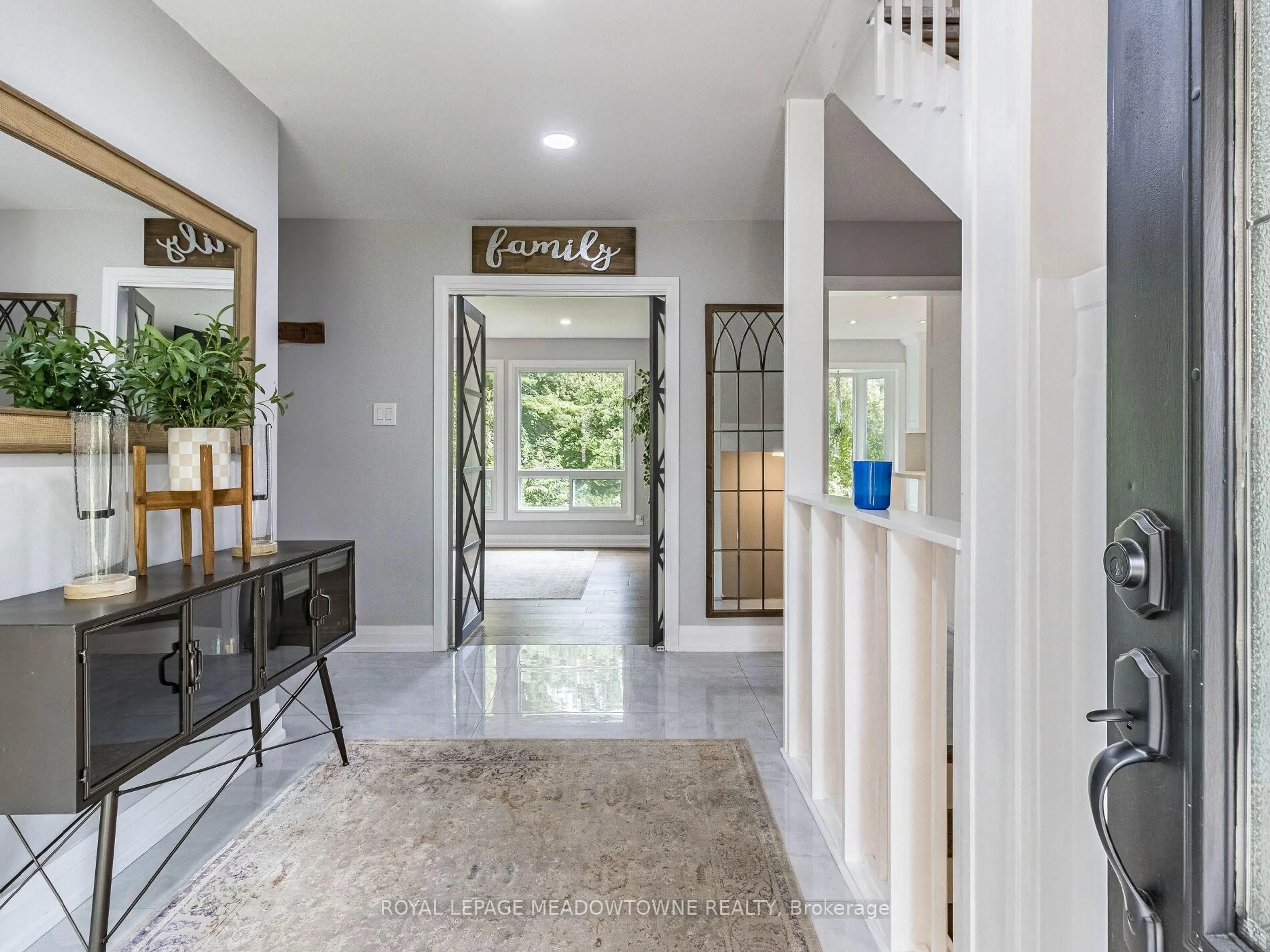 Indoor entryway for 1 Cedar Dr, Caledon Ontario L7K 1H4