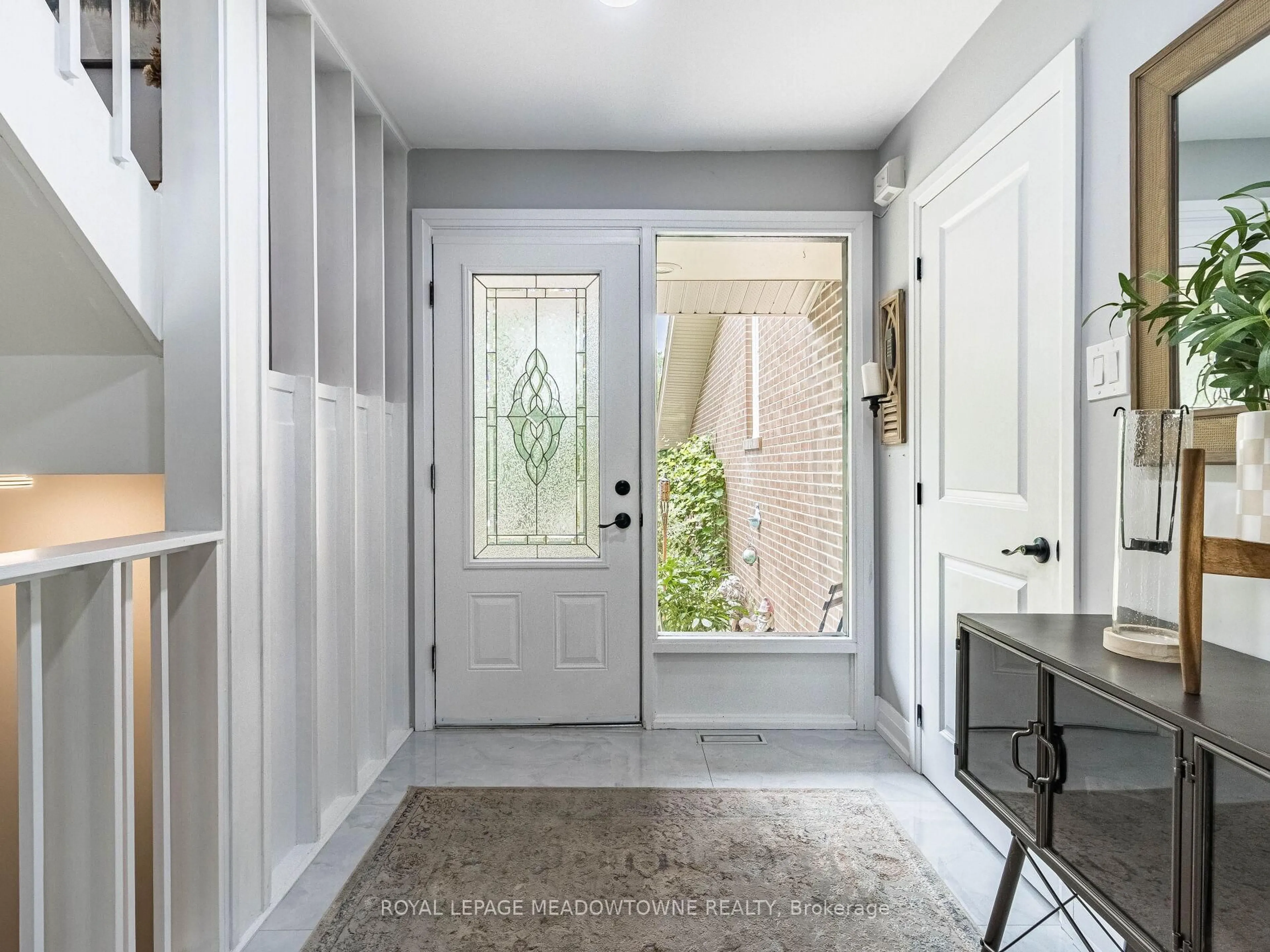 Indoor entryway for 1 Cedar Dr, Caledon Ontario L7K 1H4