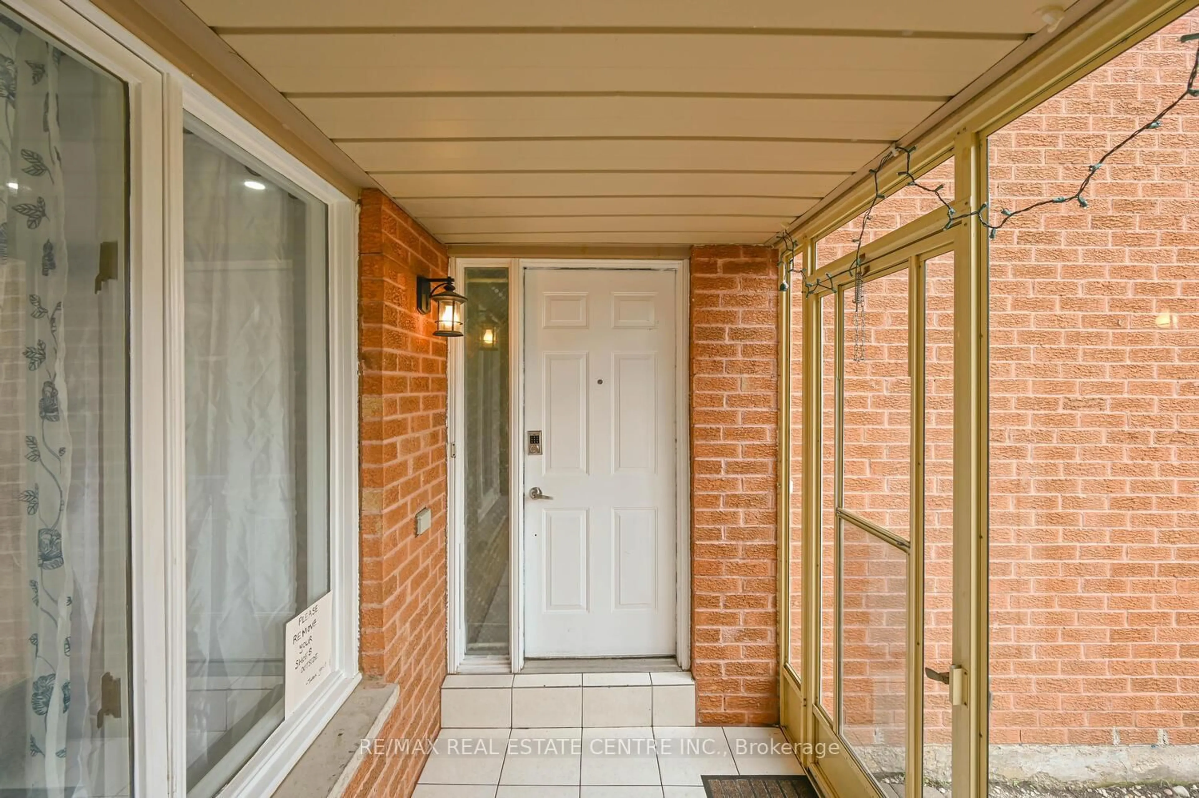 Indoor entryway for 10 Stalbridge Ave, Brampton Ontario L6Y 4H1