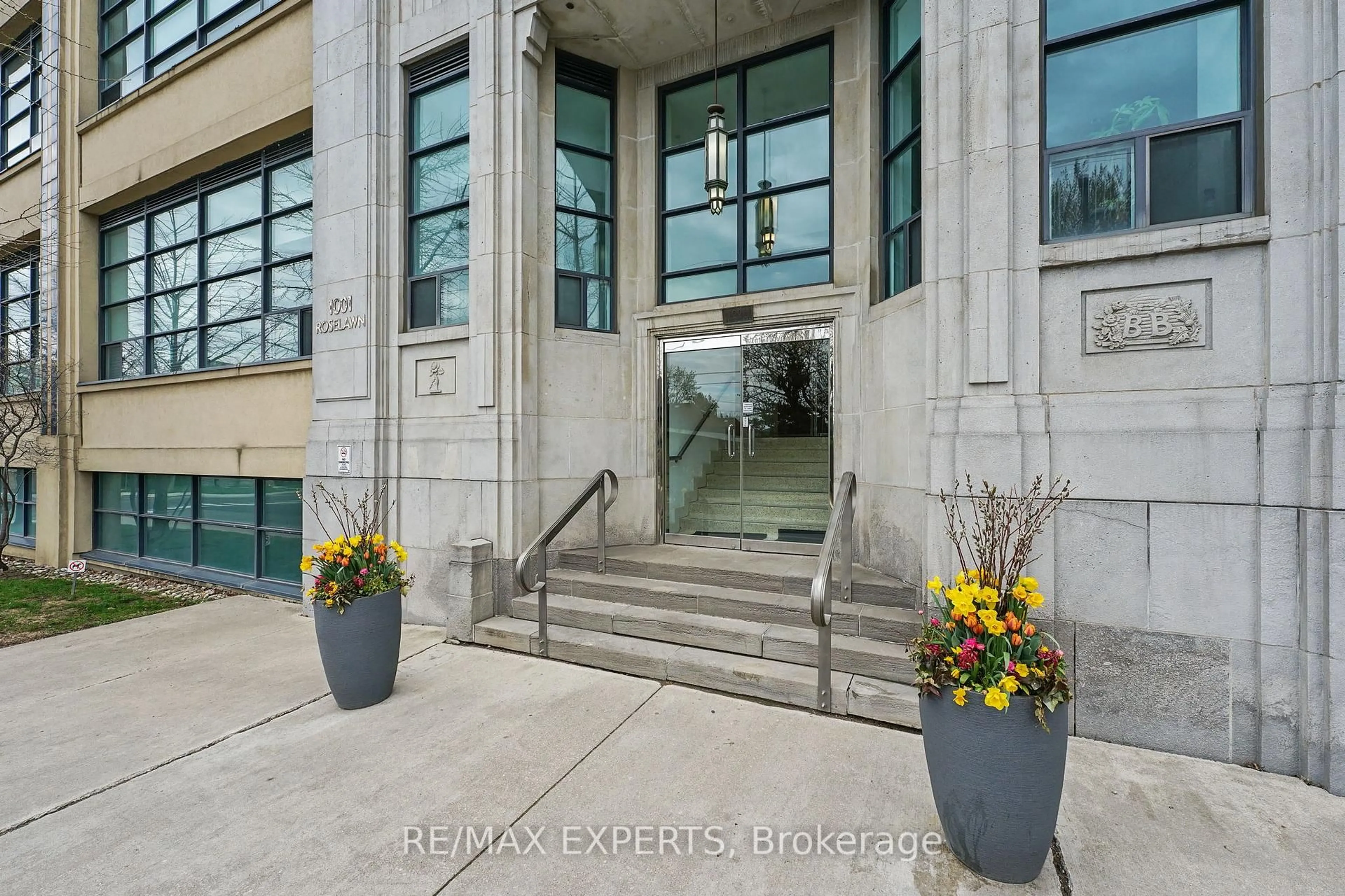 Indoor foyer for 1001 Roselawn Ave #115, Toronto Ontario M6B 4M4
