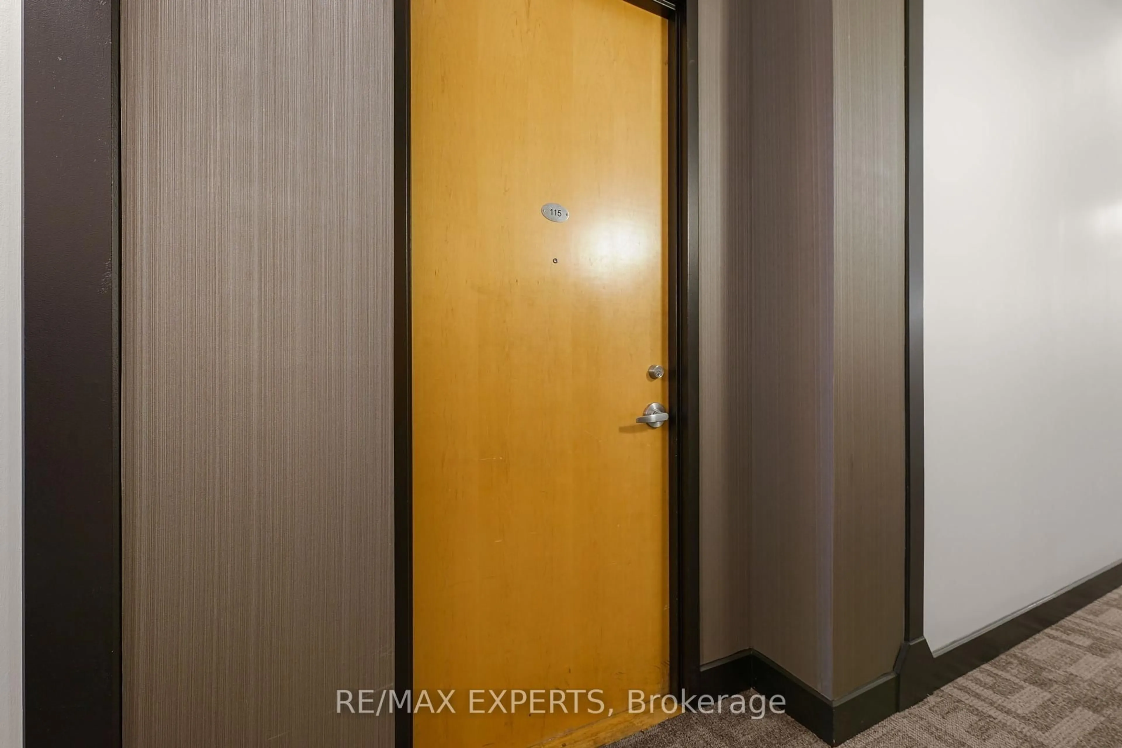 Indoor entryway for 1001 Roselawn Ave #115, Toronto Ontario M6B 4M4