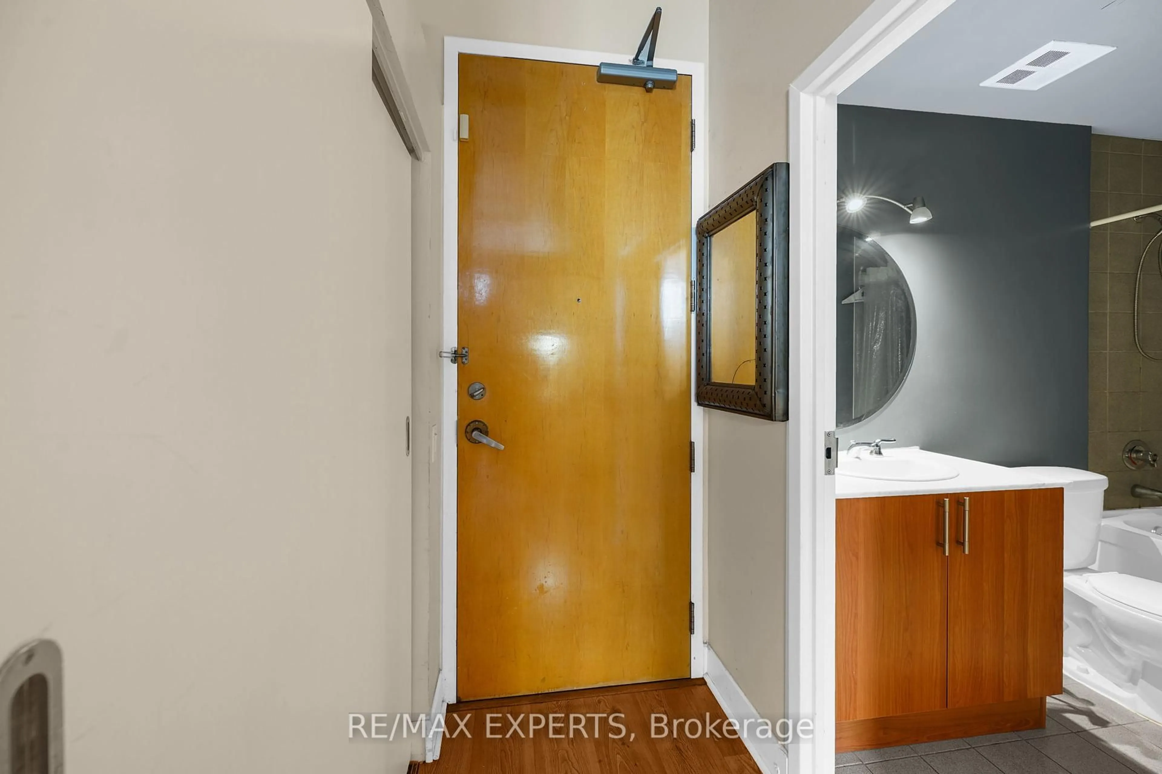 Indoor entryway for 1001 Roselawn Ave #115, Toronto Ontario M6B 4M4