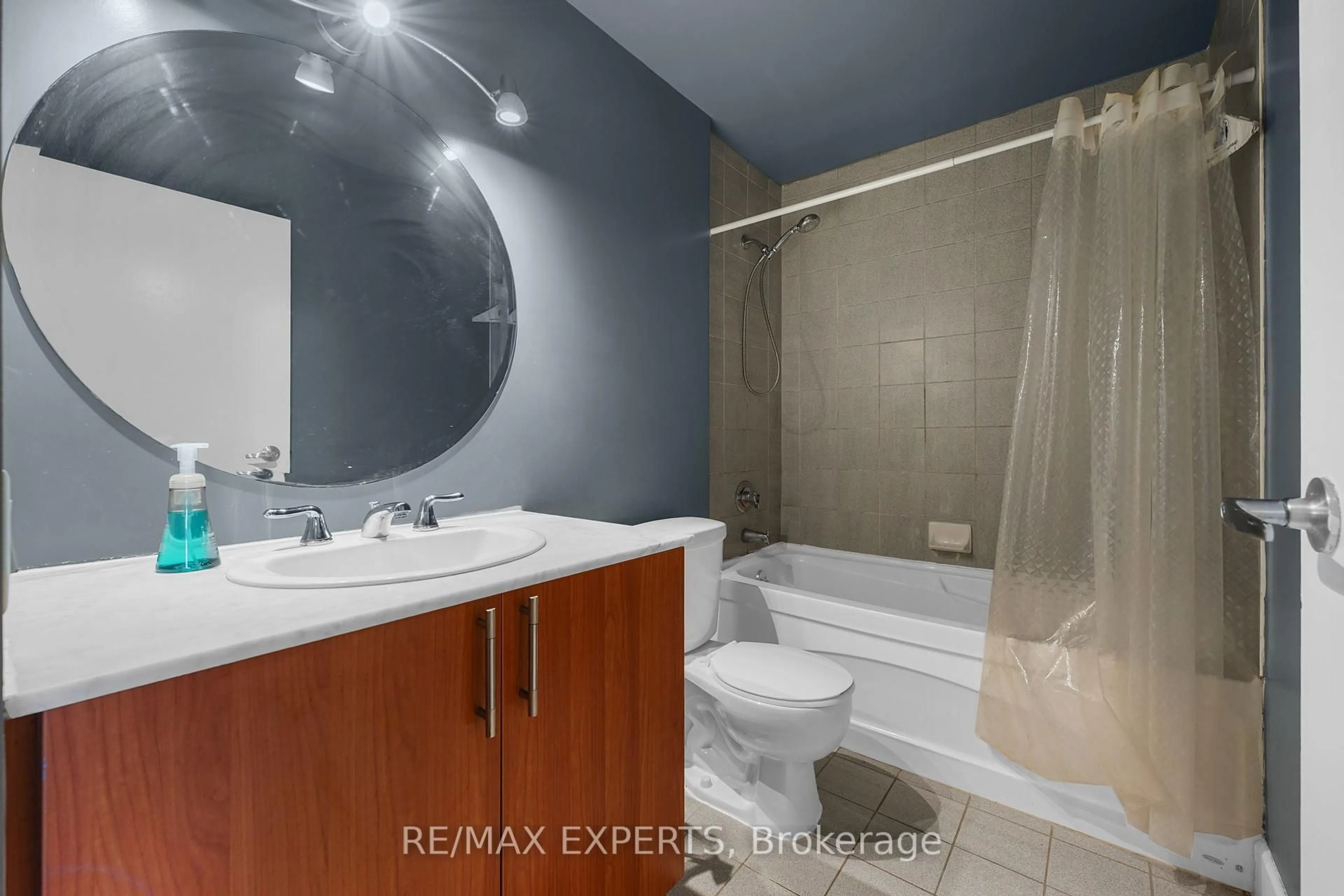 Standard bathroom, ceramic/tile floor for 1001 Roselawn Ave #115, Toronto Ontario M6B 4M4