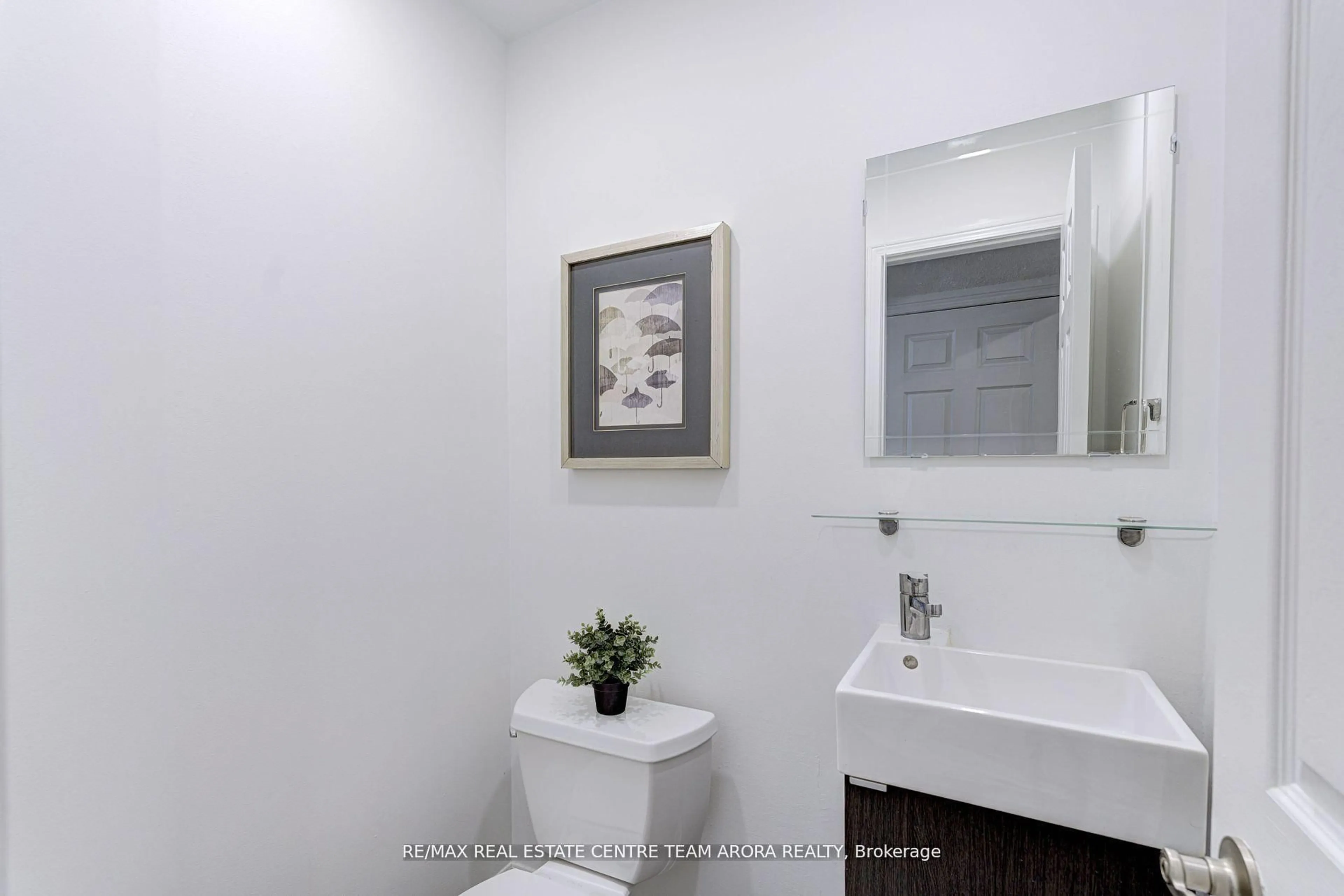 Standard bathroom, ceramic/tile floor for 5839 Mersey St, Mississauga Ontario L5V 1V9