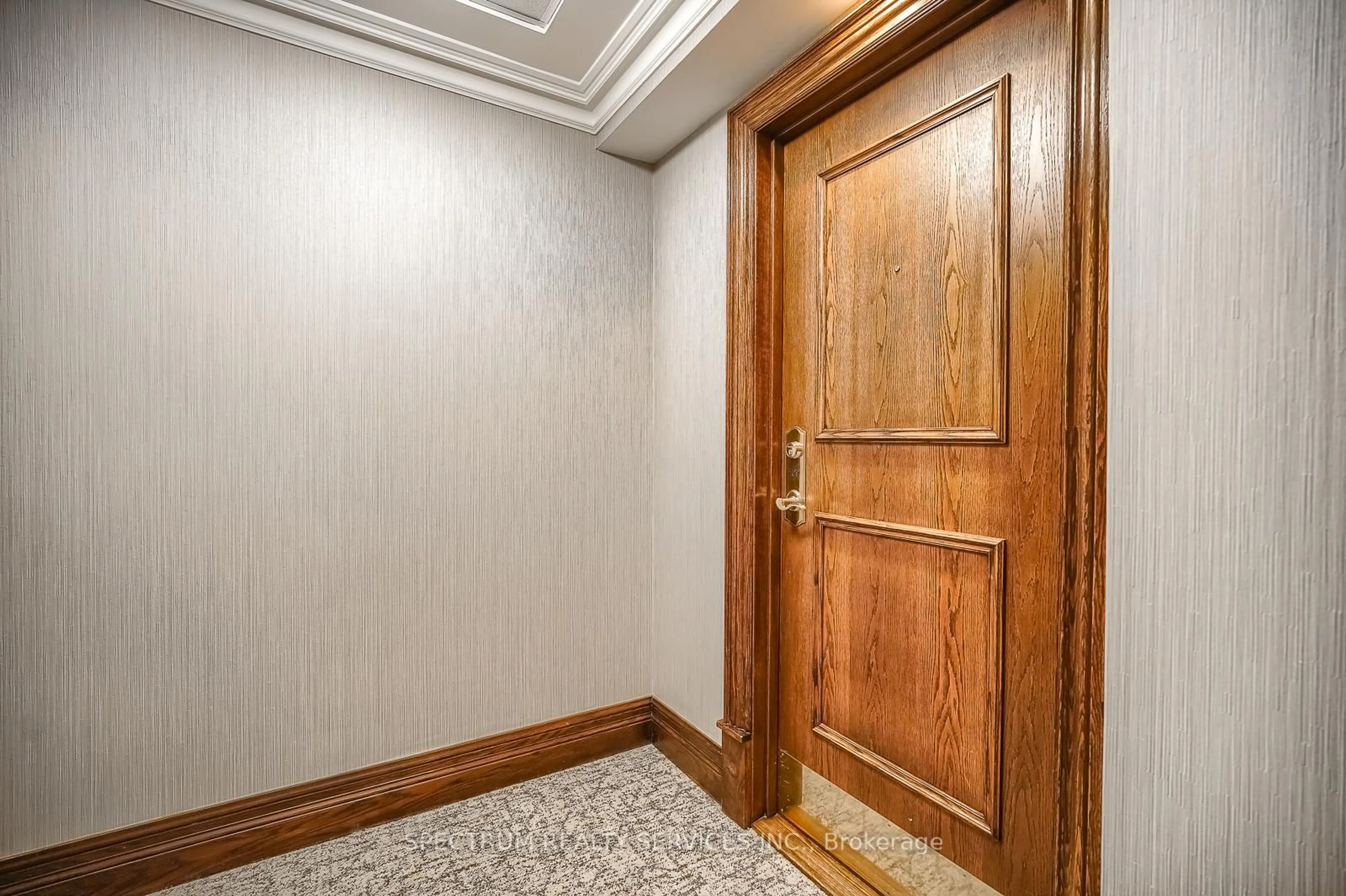 Indoor foyer for 12 Old Mill Tr #109, Toronto Ontario M8X 2Z4