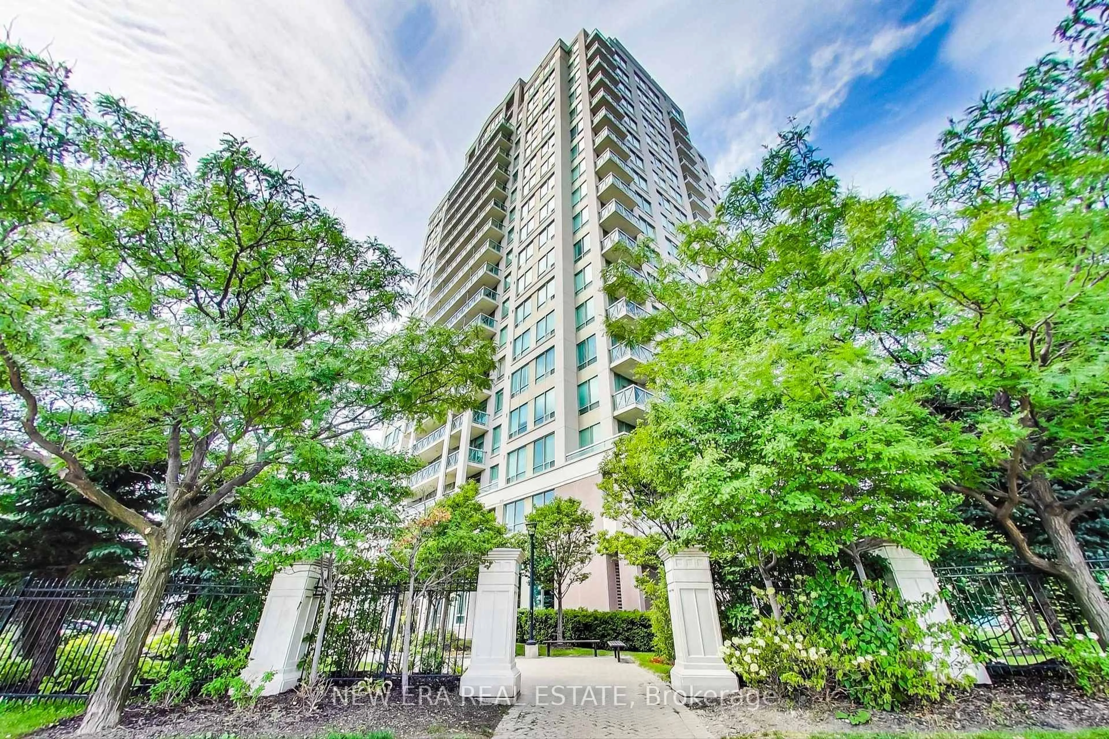 Indoor foyer for 1359 Rathburn Rd #710, Mississauga Ontario L4W 5P7