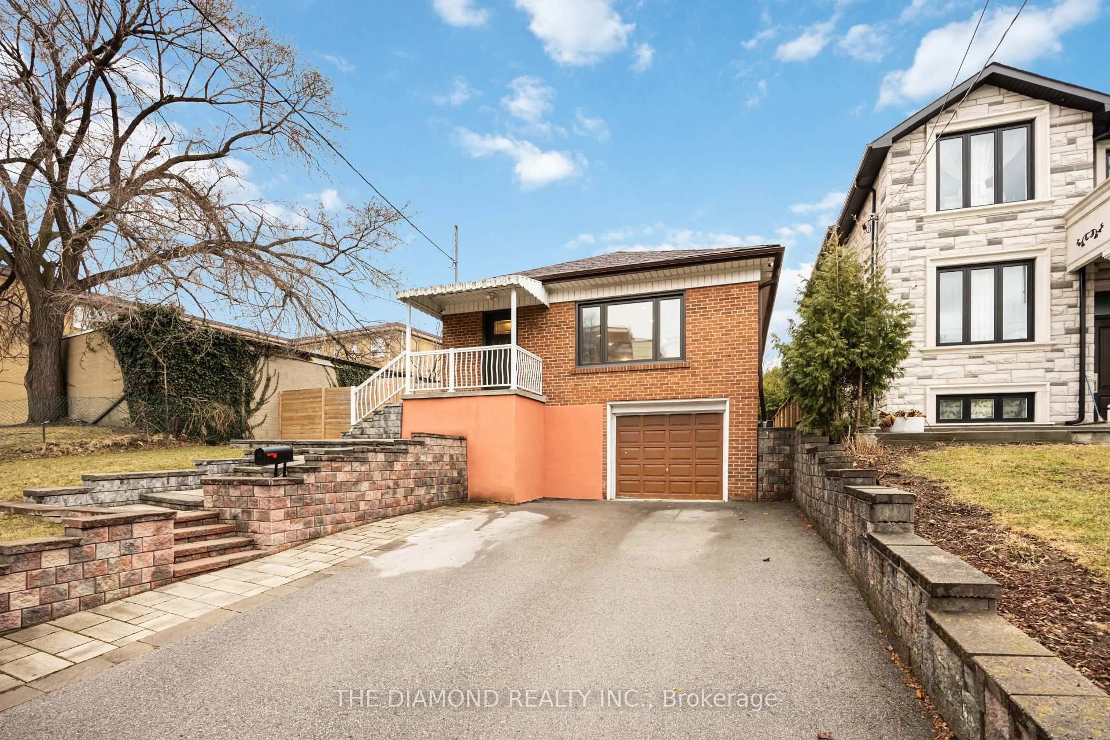 A pic from outside/outdoor area/front of a property/back of a property/a pic from drone, street for 21 Gracefield Ave, Toronto Ontario M6L 1L2