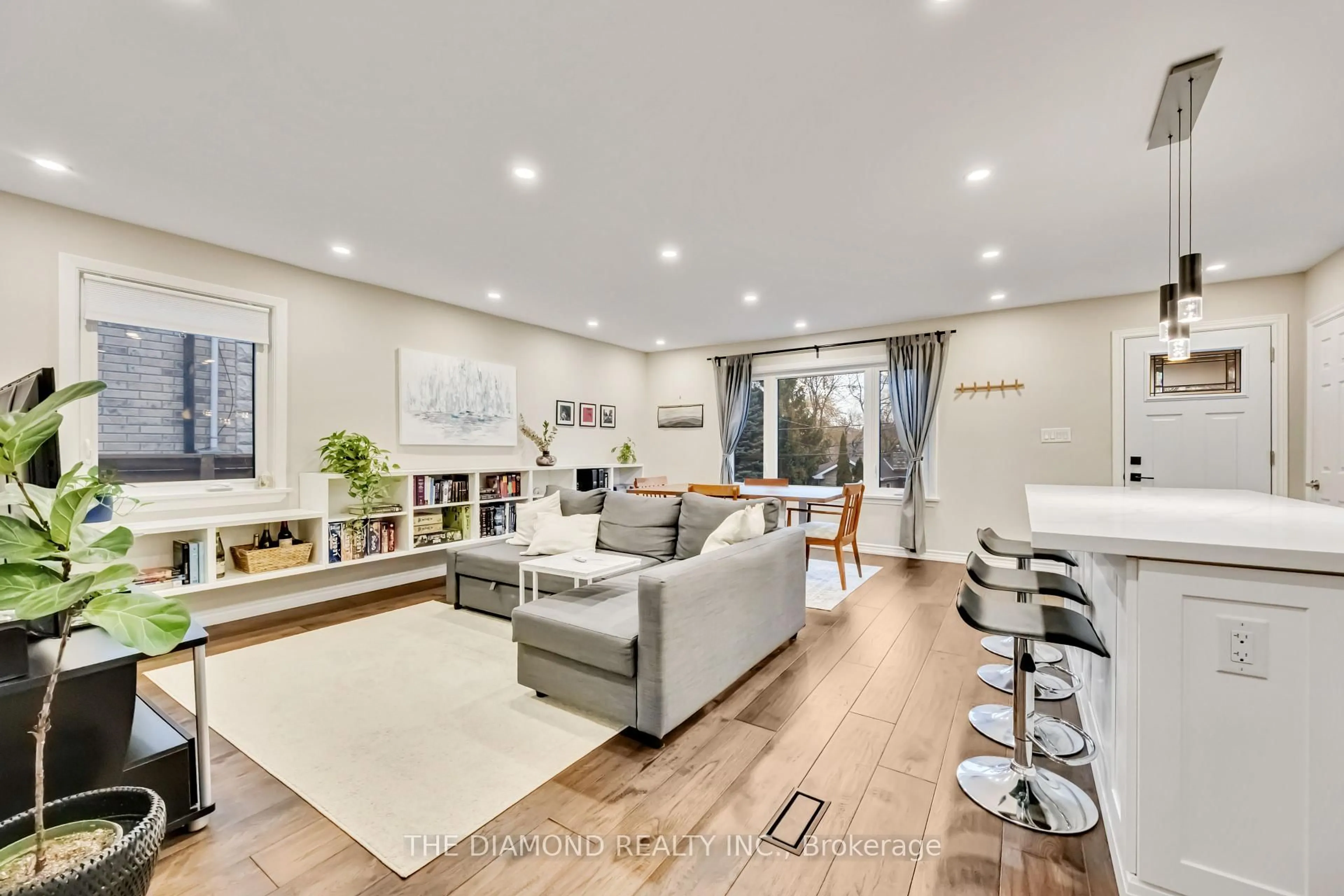 Living room with furniture, unknown for 21 Gracefield Ave, Toronto Ontario M6L 1L2