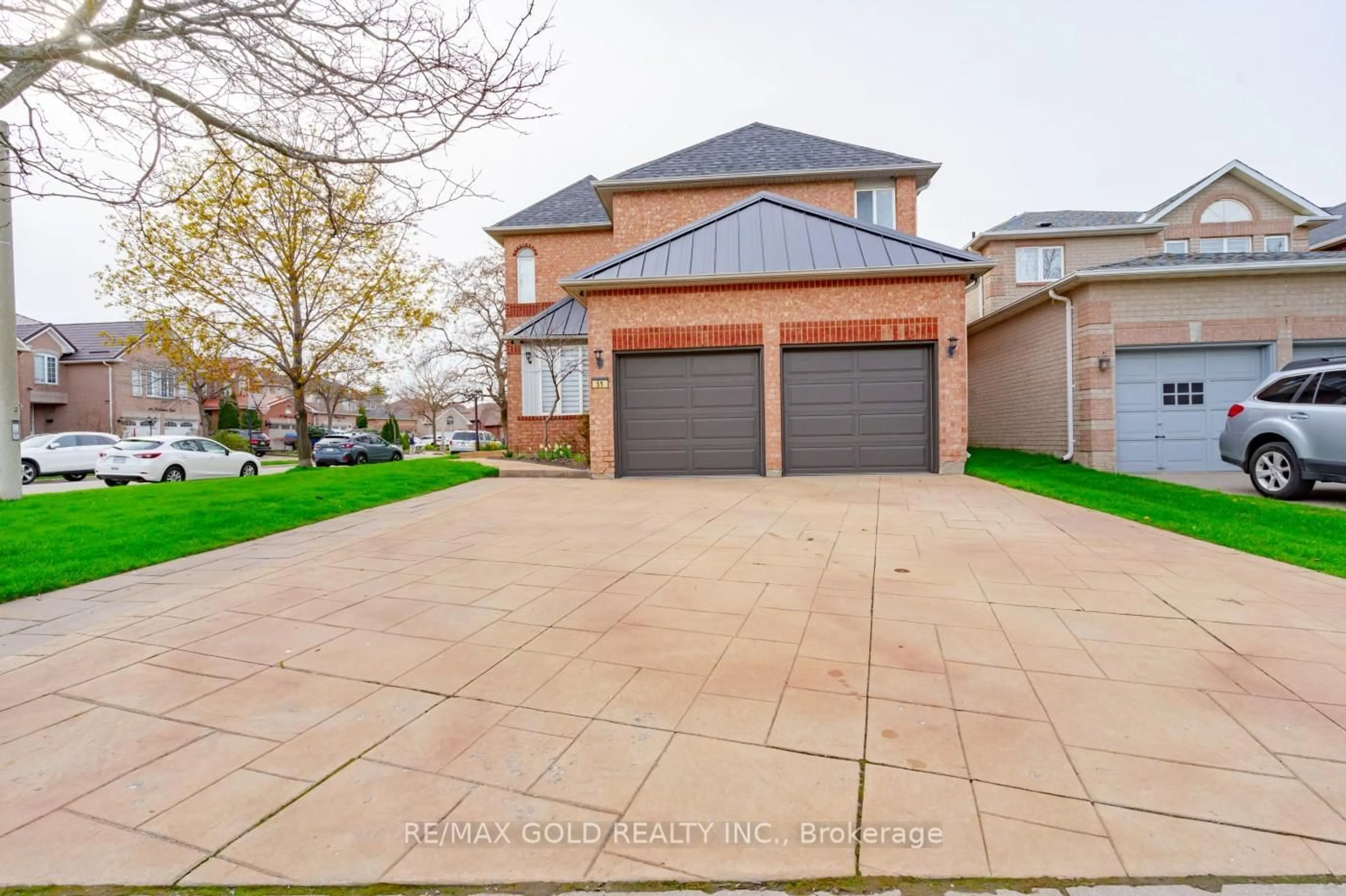 A pic from outside/outdoor area/front of a property/back of a property/a pic from drone, street for 51 Pebblestone Circ, Brampton Ontario L6X 4N2