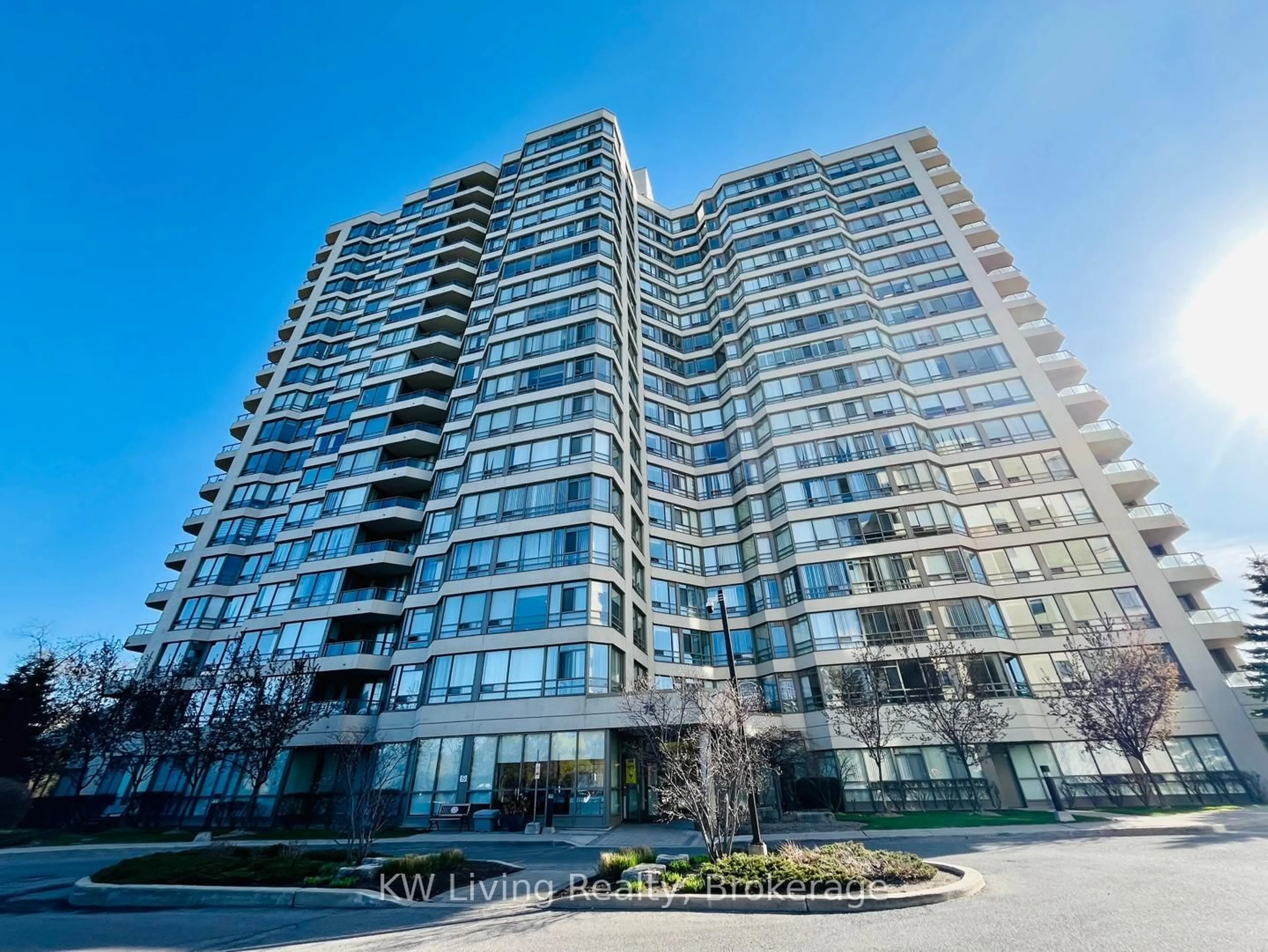 A pic from outside/outdoor area/front of a property/back of a property/a pic from drone, building for 75 King St #801, Mississauga Ontario L5A 4G5