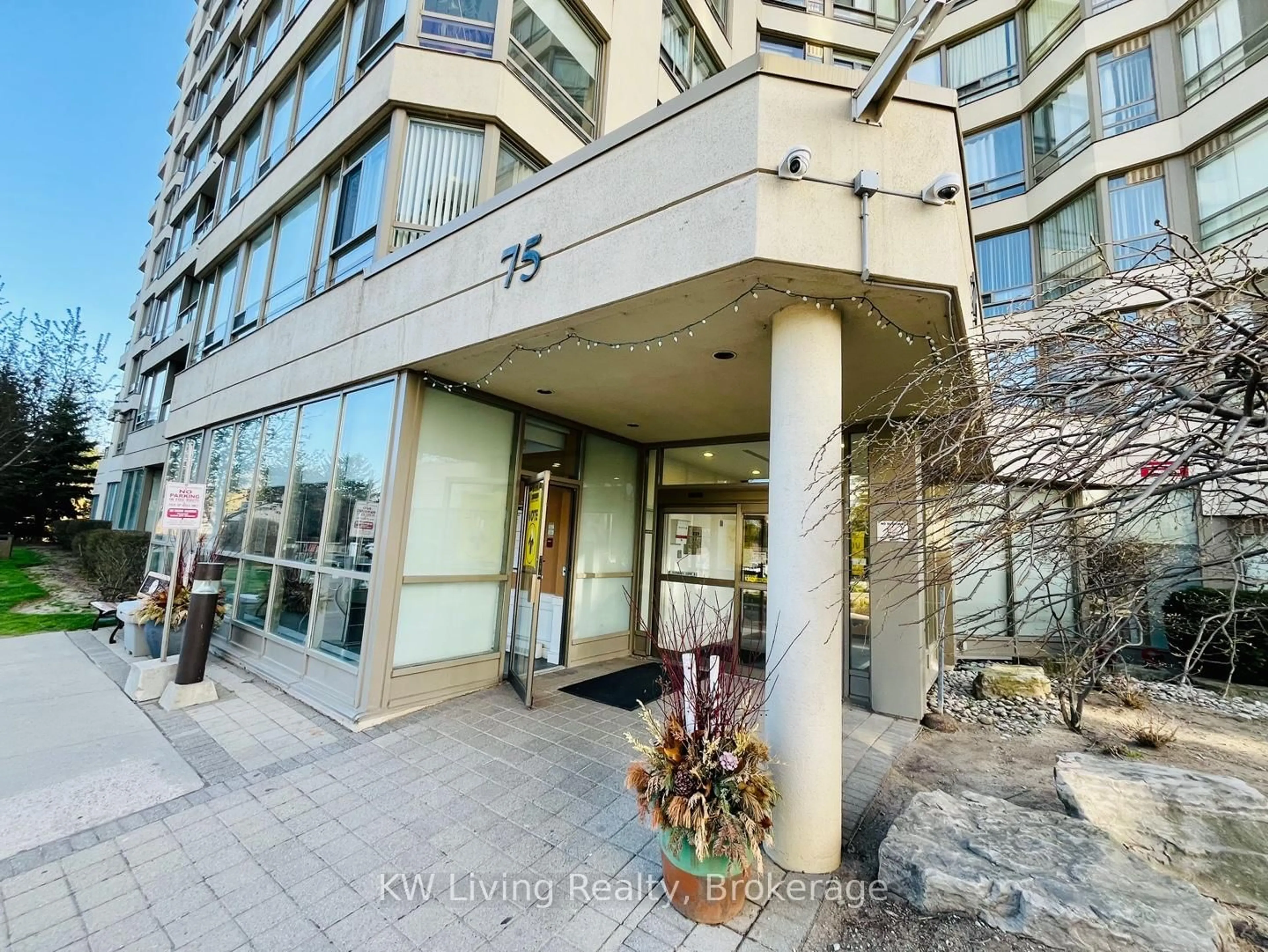 Indoor foyer for 75 King St #801, Mississauga Ontario L5A 4G5
