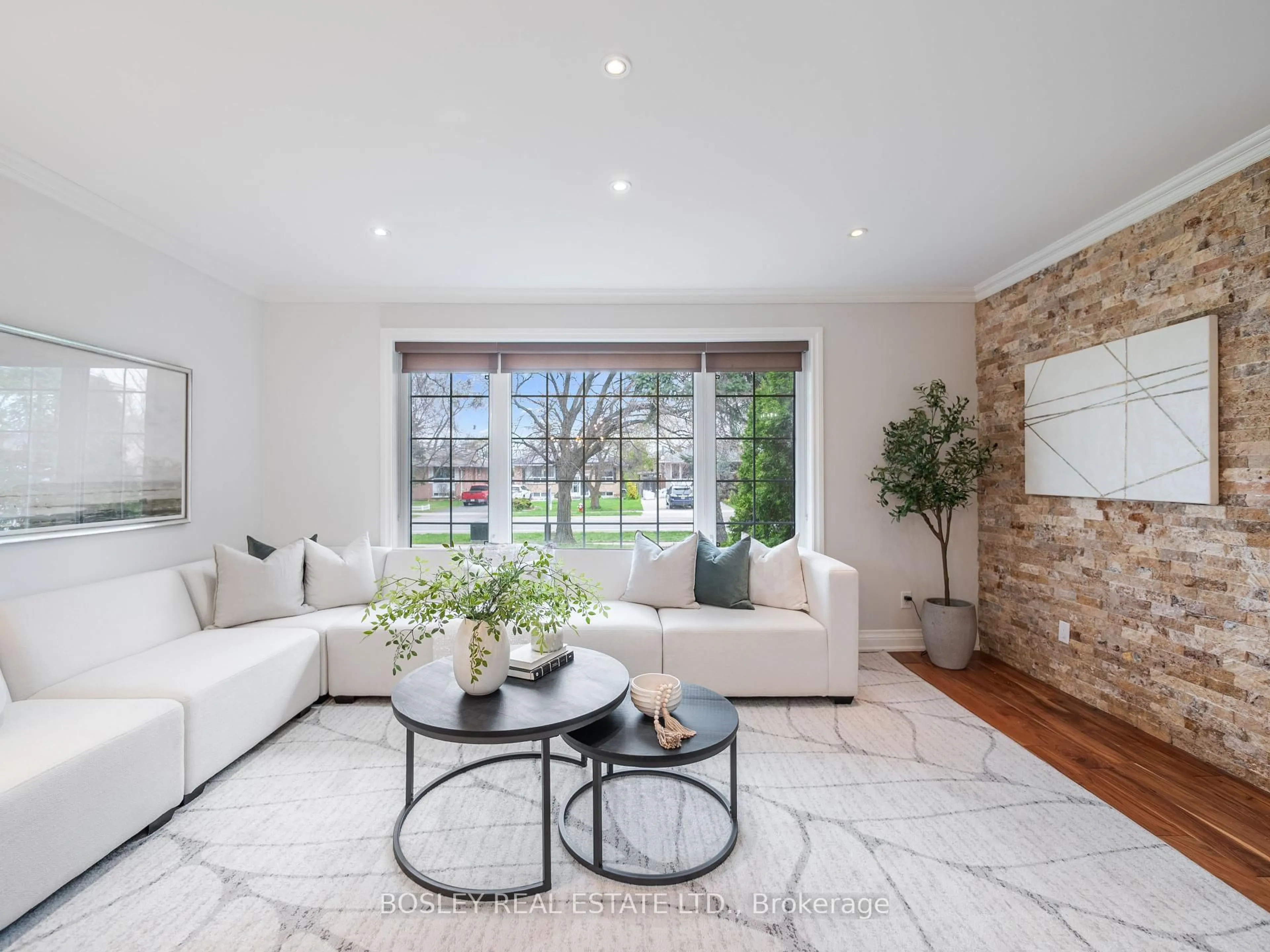 Living room with furniture, unknown for 2744 Truscott Dr, Mississauga Ontario L5J 2B7