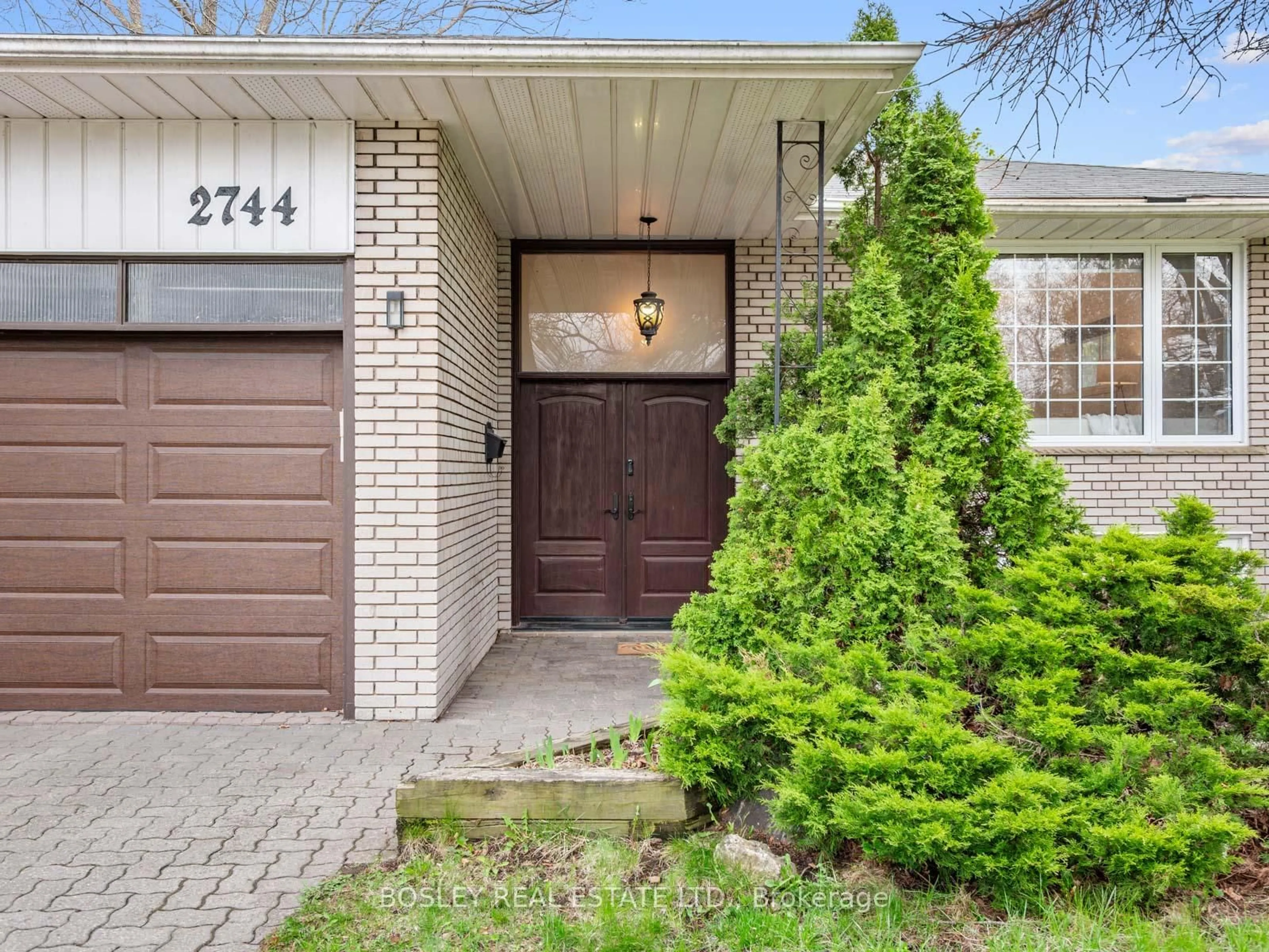 Home with brick exterior material, street for 2744 Truscott Dr, Mississauga Ontario L5J 2B7