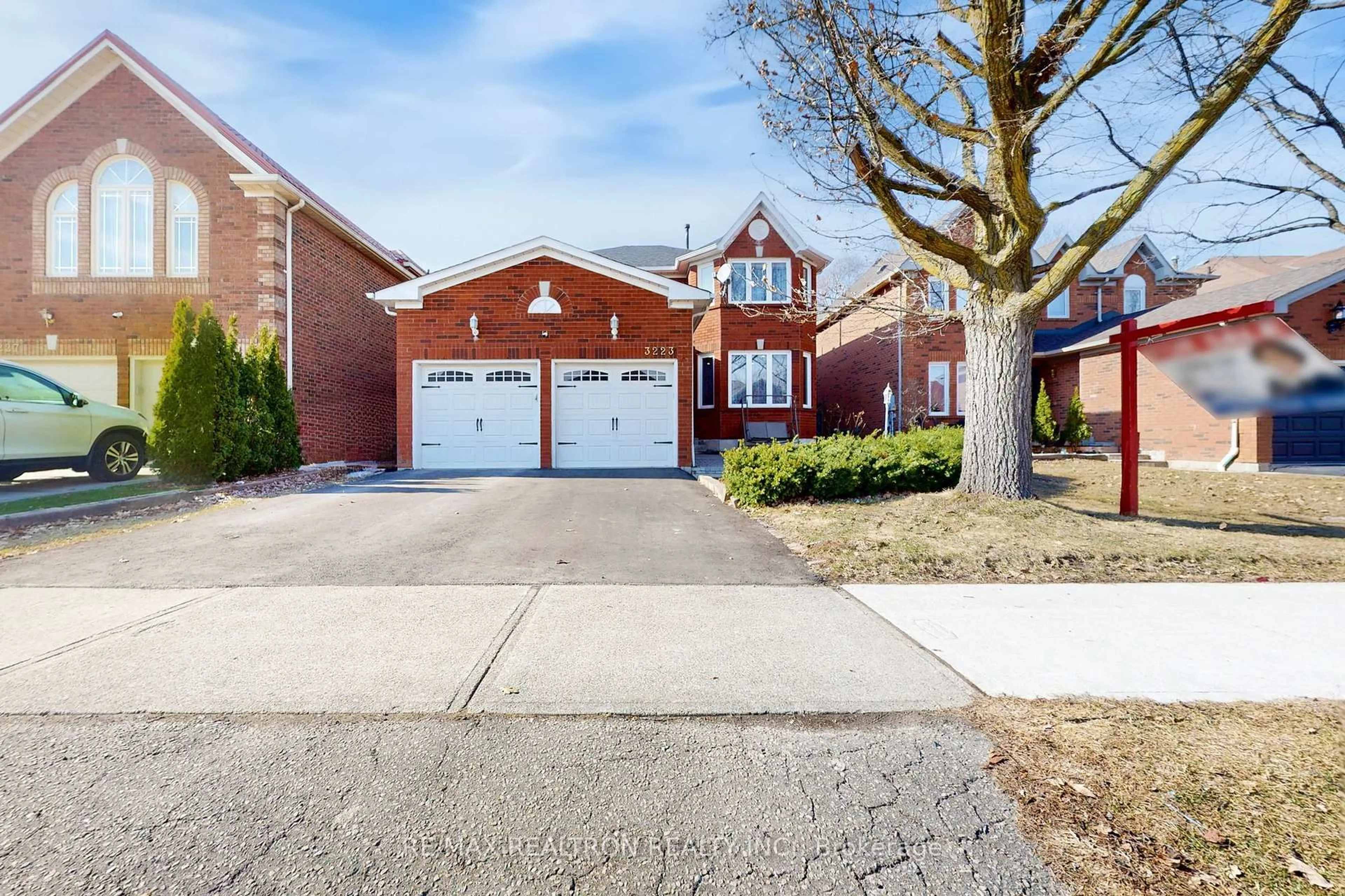 Home with brick exterior material, street for 3223 Bloomfield Dr, Mississauga Ontario L5N 6V2