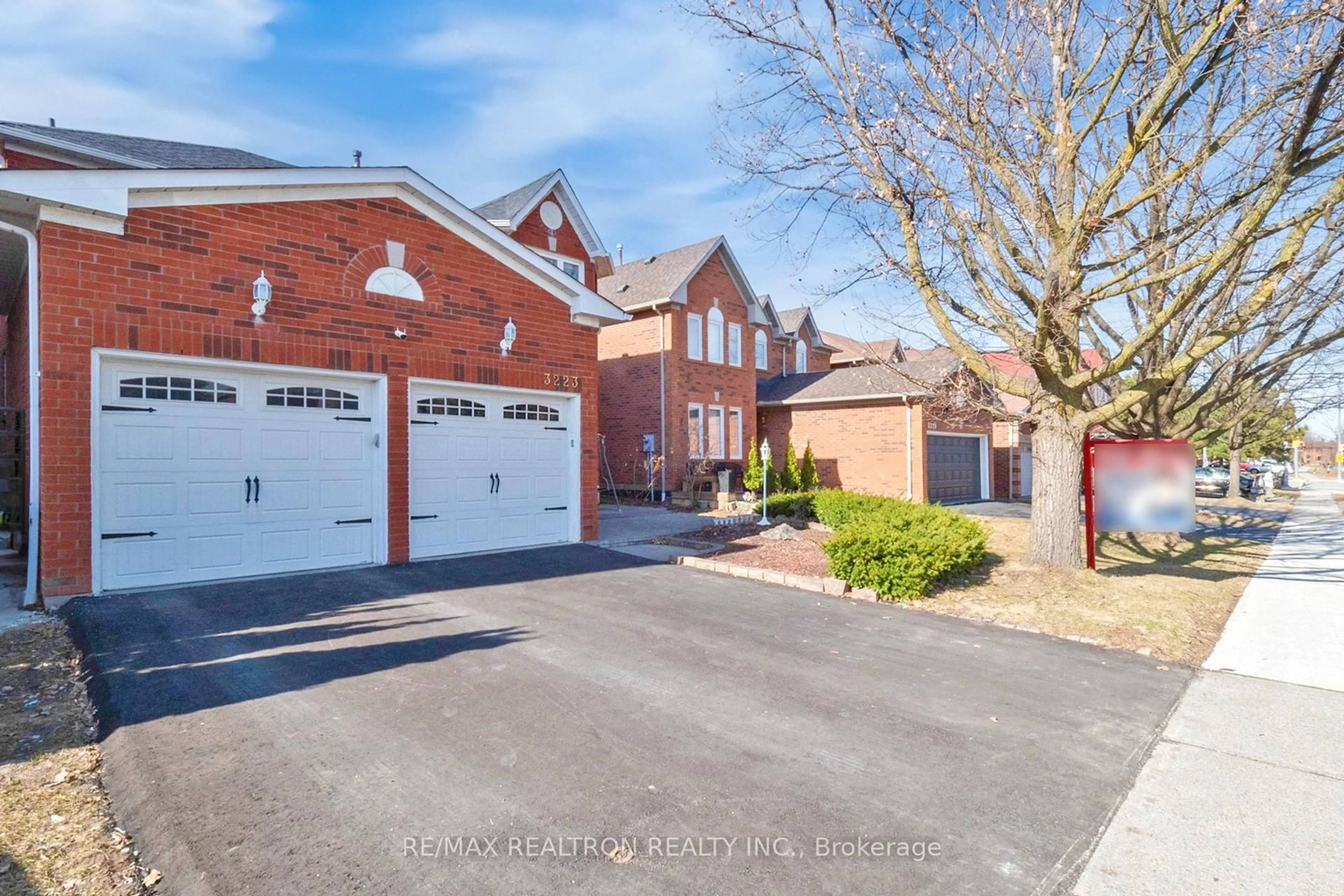 A pic from outside/outdoor area/front of a property/back of a property/a pic from drone, street for 3223 Bloomfield Dr, Mississauga Ontario L5N 6V2
