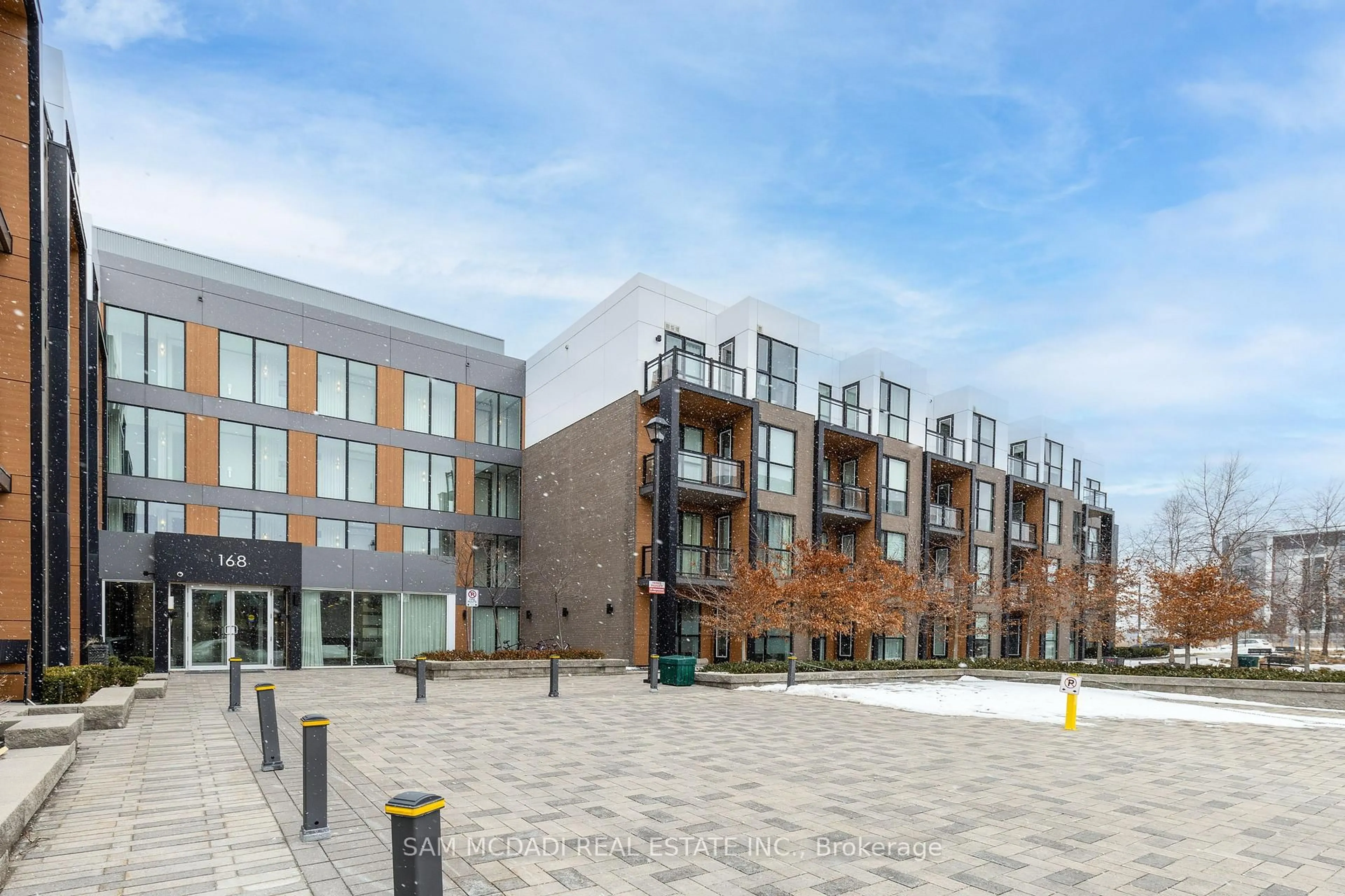 Patio, building for 168 Sabina Dr #105, Oakville Ontario L6H 7C3