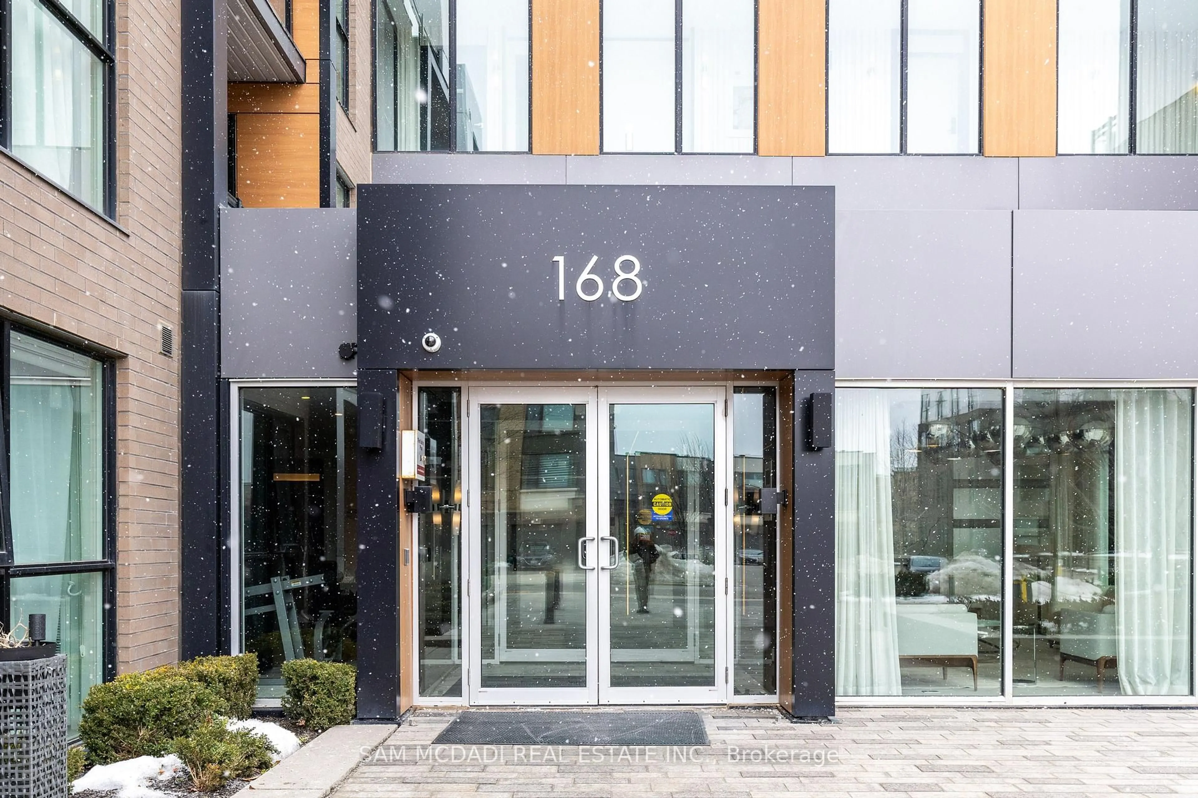 Indoor foyer for 168 Sabina Dr #105, Oakville Ontario L6H 7C3
