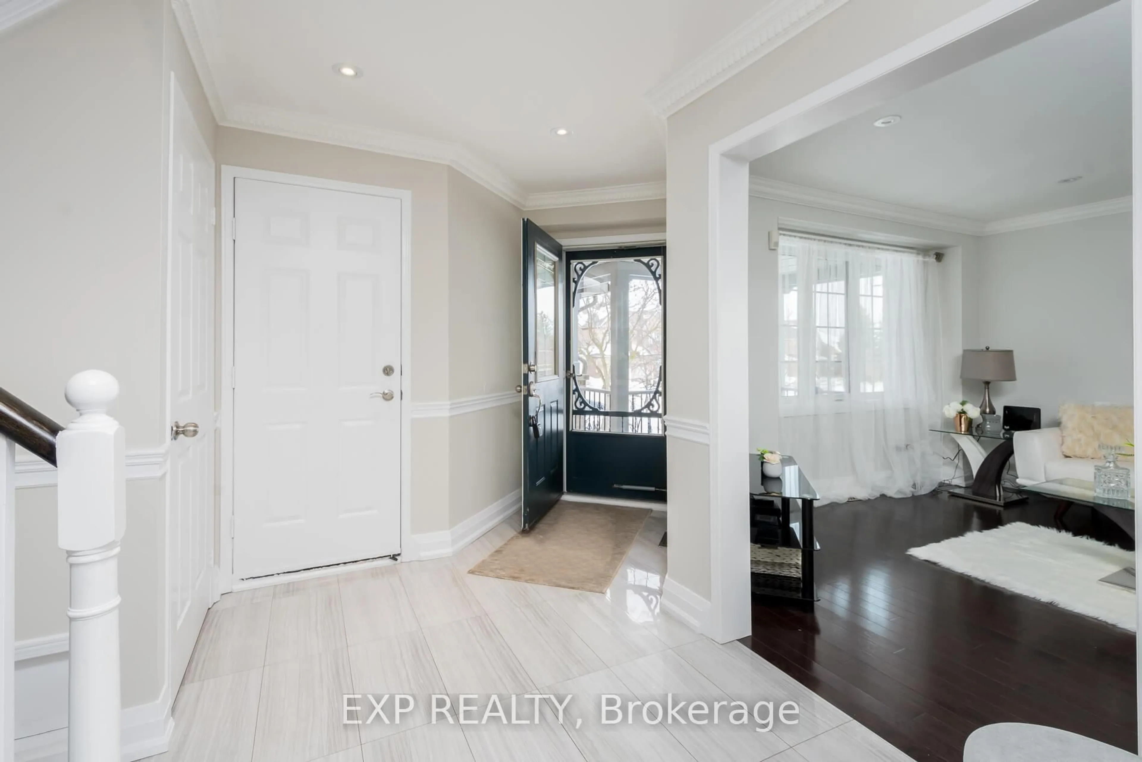 Indoor entryway for 2906 Peacock Dr, Mississauga Ontario L5M 5S2
