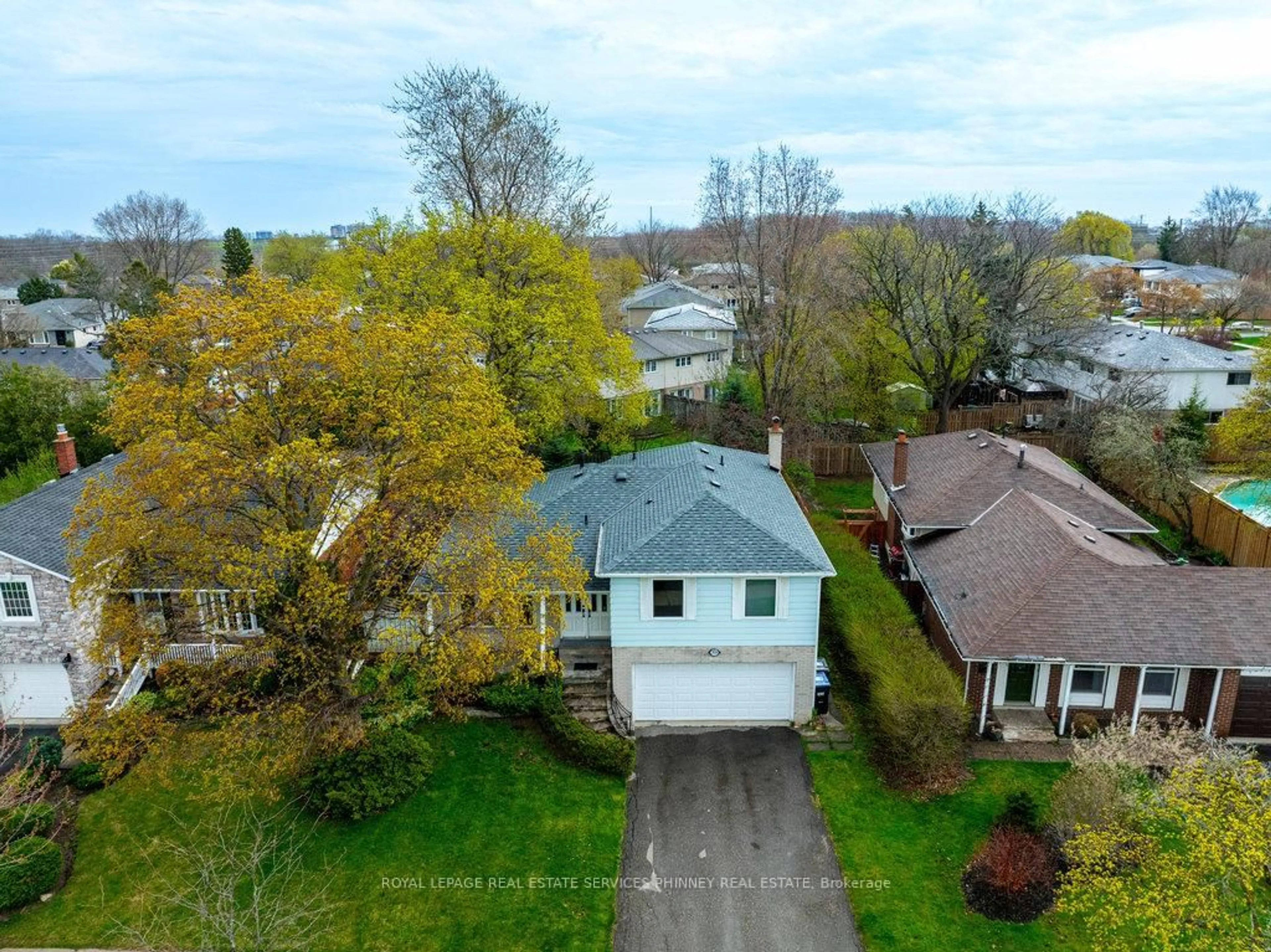 A pic from outside/outdoor area/front of a property/back of a property/a pic from drone, water/lake/river/ocean view for 2524 Homelands Dr, Mississauga Ontario L5K 1H4