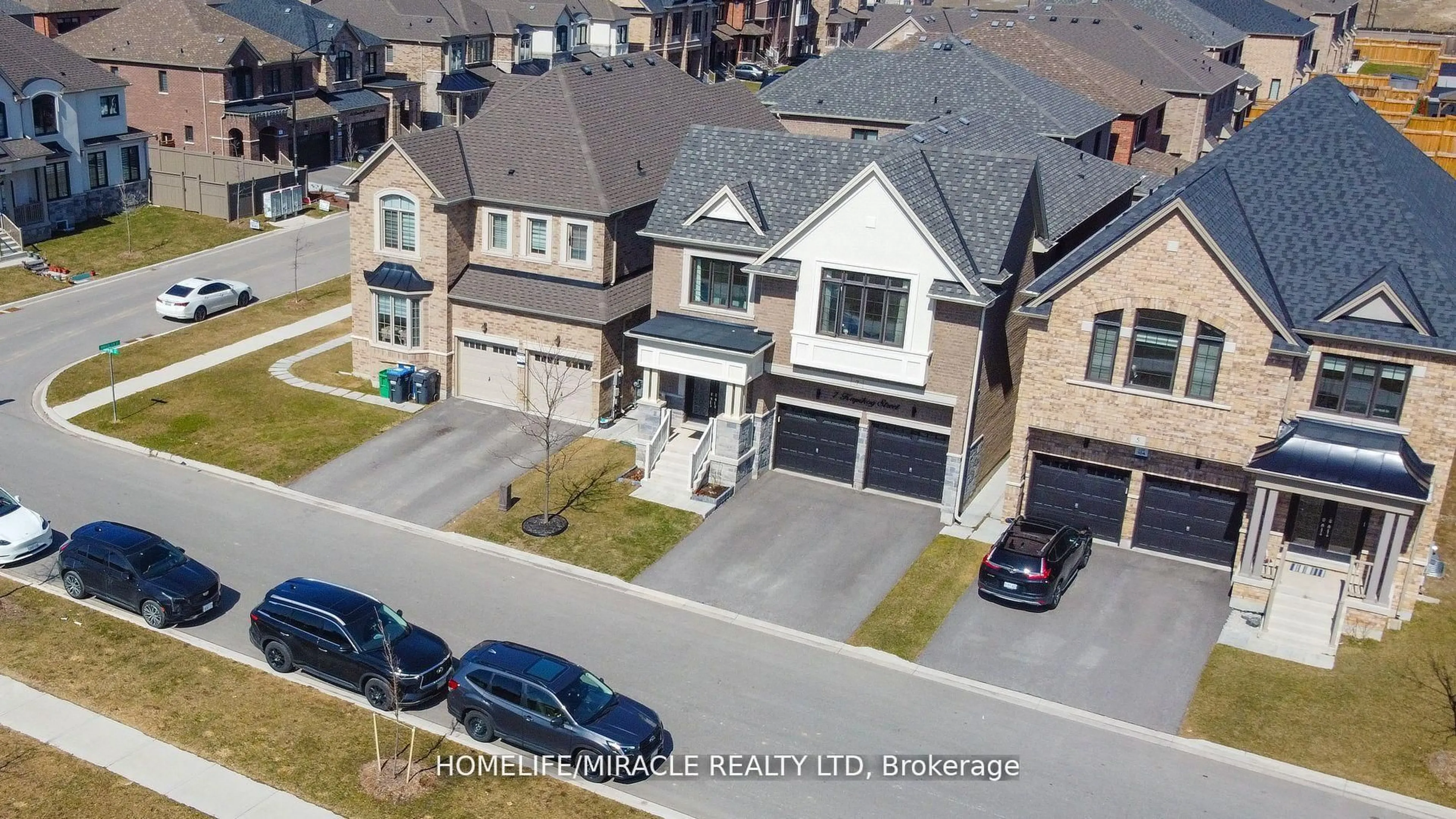 A pic from outside/outdoor area/front of a property/back of a property/a pic from drone, street for 7 Kapikog St, Brampton Ontario L6Y 6J6