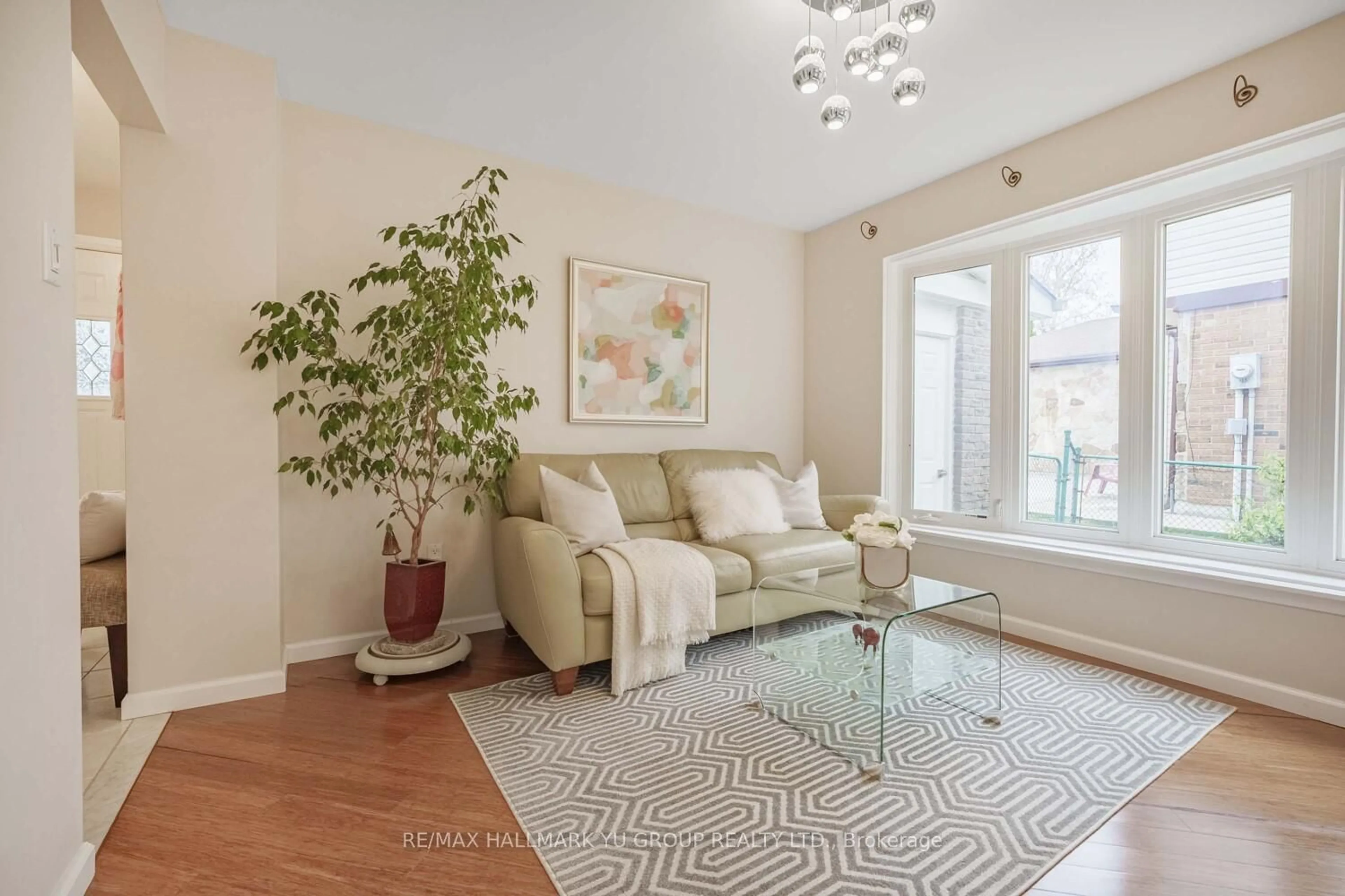 Living room with furniture, unknown for 8 Mansfield St, Brampton Ontario L6S 2Y3