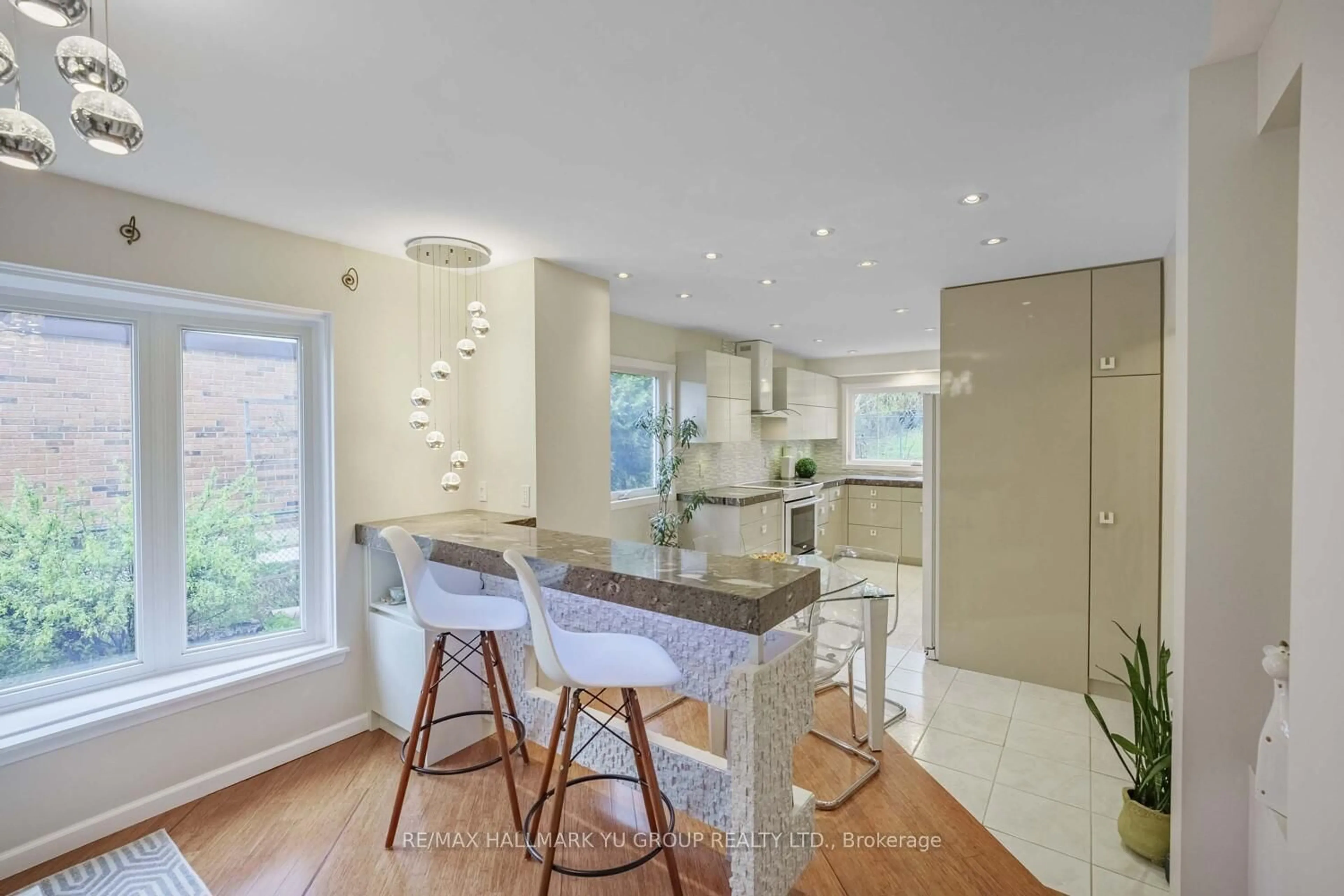Contemporary kitchen, unknown for 8 Mansfield St, Brampton Ontario L6S 2Y3