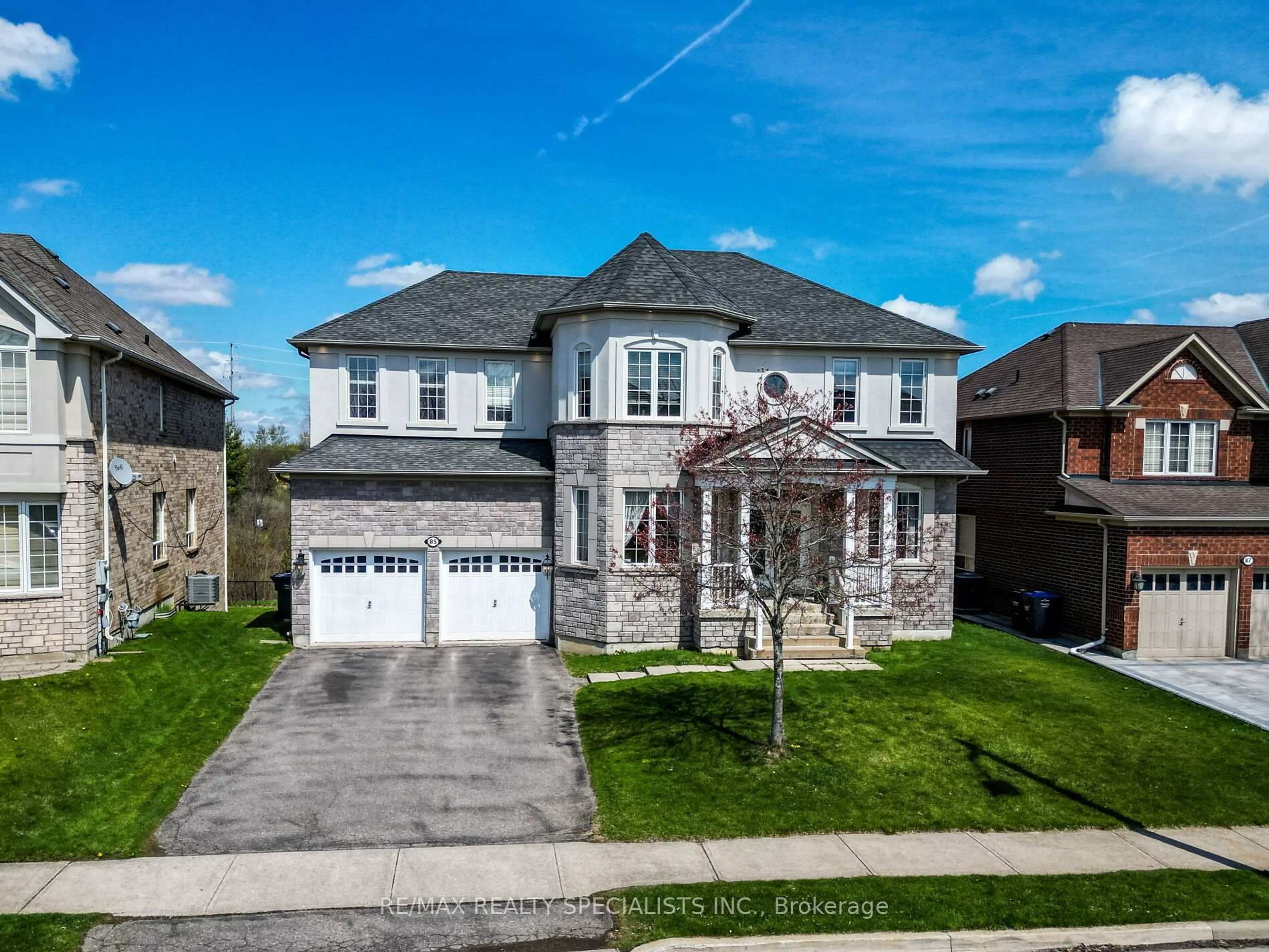A pic from outside/outdoor area/front of a property/back of a property/a pic from drone, street for 85 Bloomsbury Ave, Brampton Ontario L6P 1S6