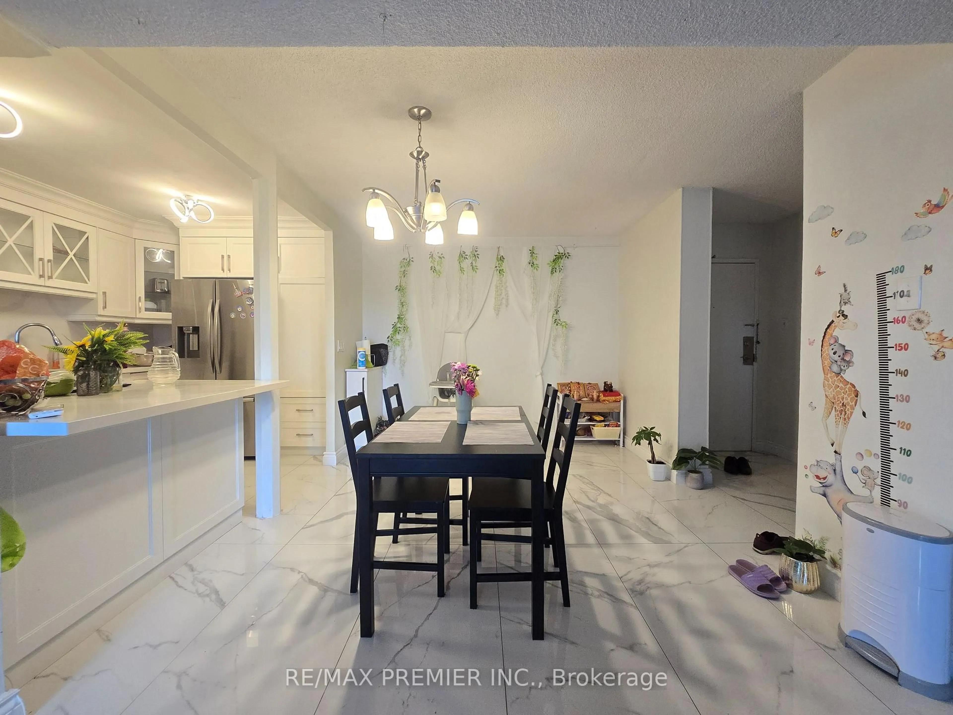 Dining room, ceramic/tile floor for 5 San Romanoway Way #402, Toronto Ontario M3N 2Y4