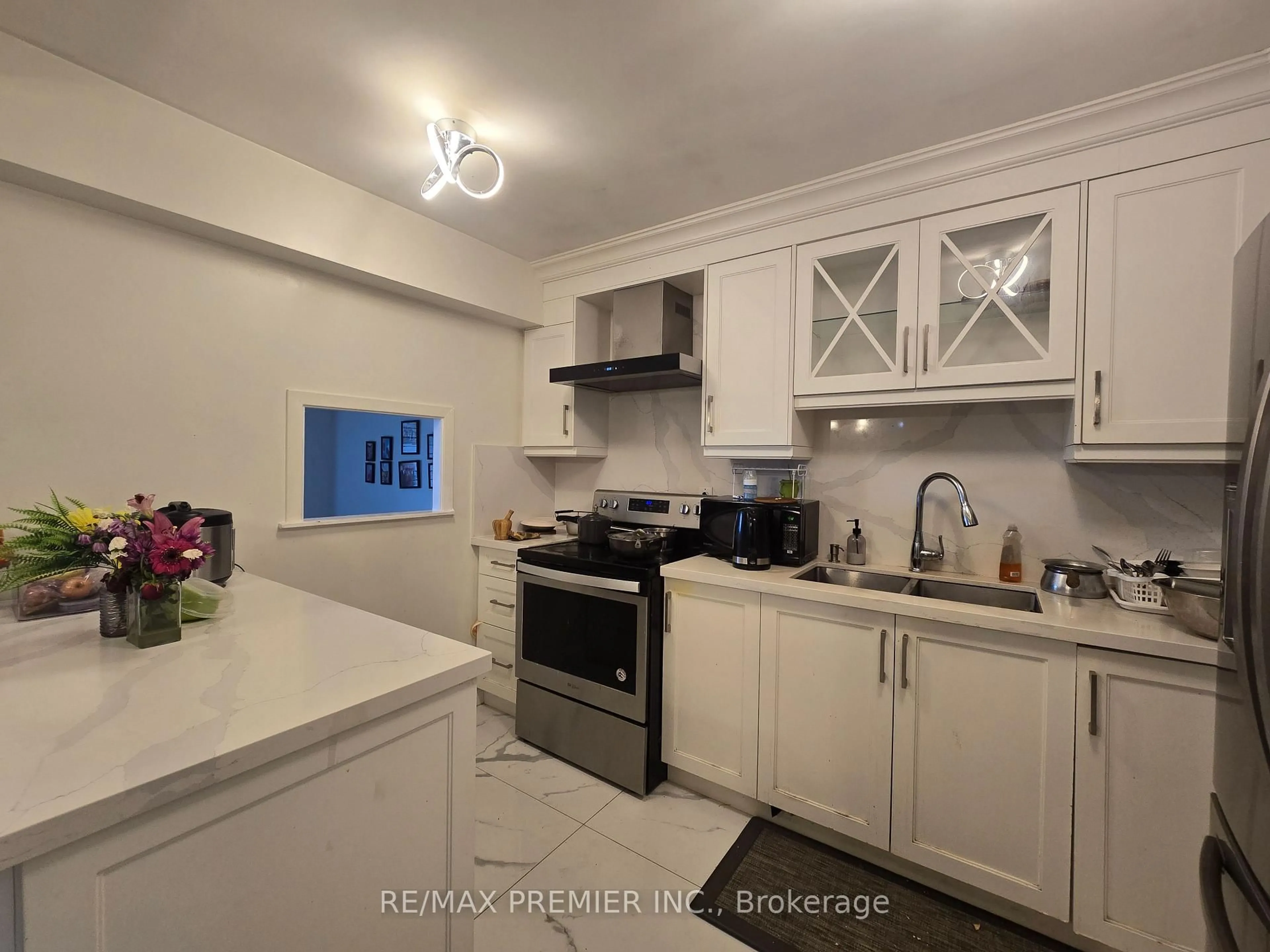 Standard kitchen, unknown for 5 San Romanoway Way #402, Toronto Ontario M3N 2Y4
