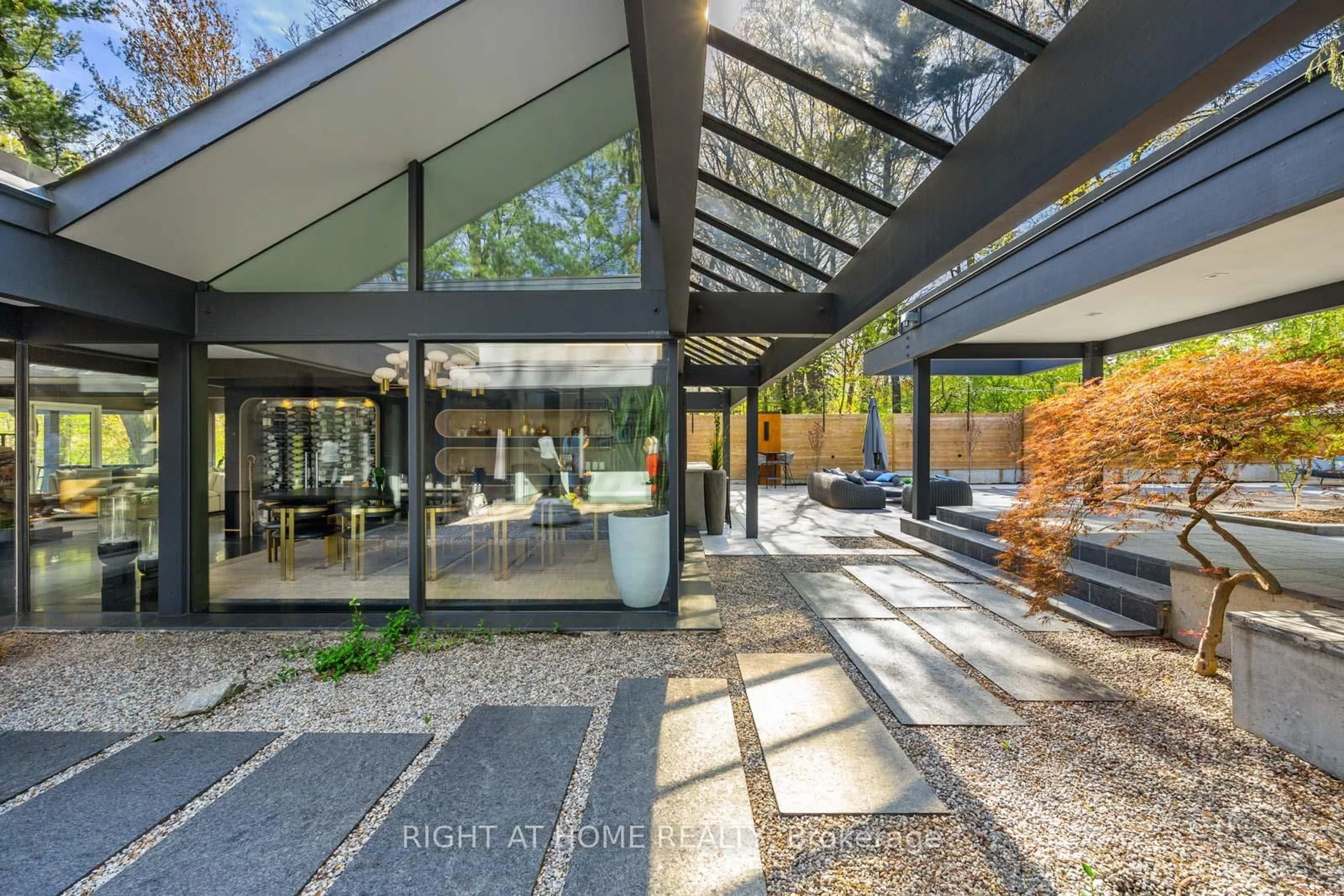 Indoor foyer for 80 North Dr, Toronto Ontario M9A 4R2