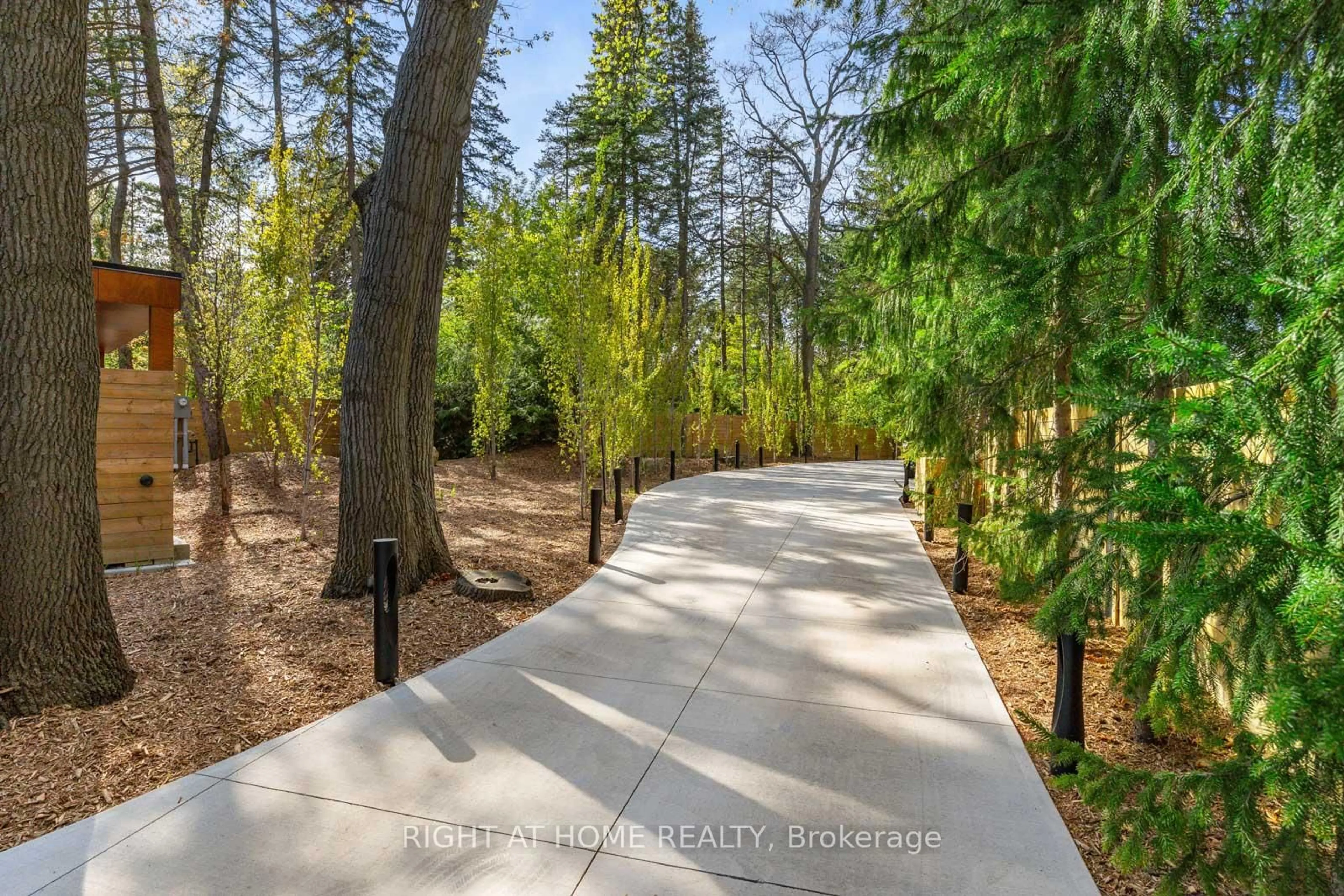 Patio, forest/trees view for 80 North Dr, Toronto Ontario M9A 4R2
