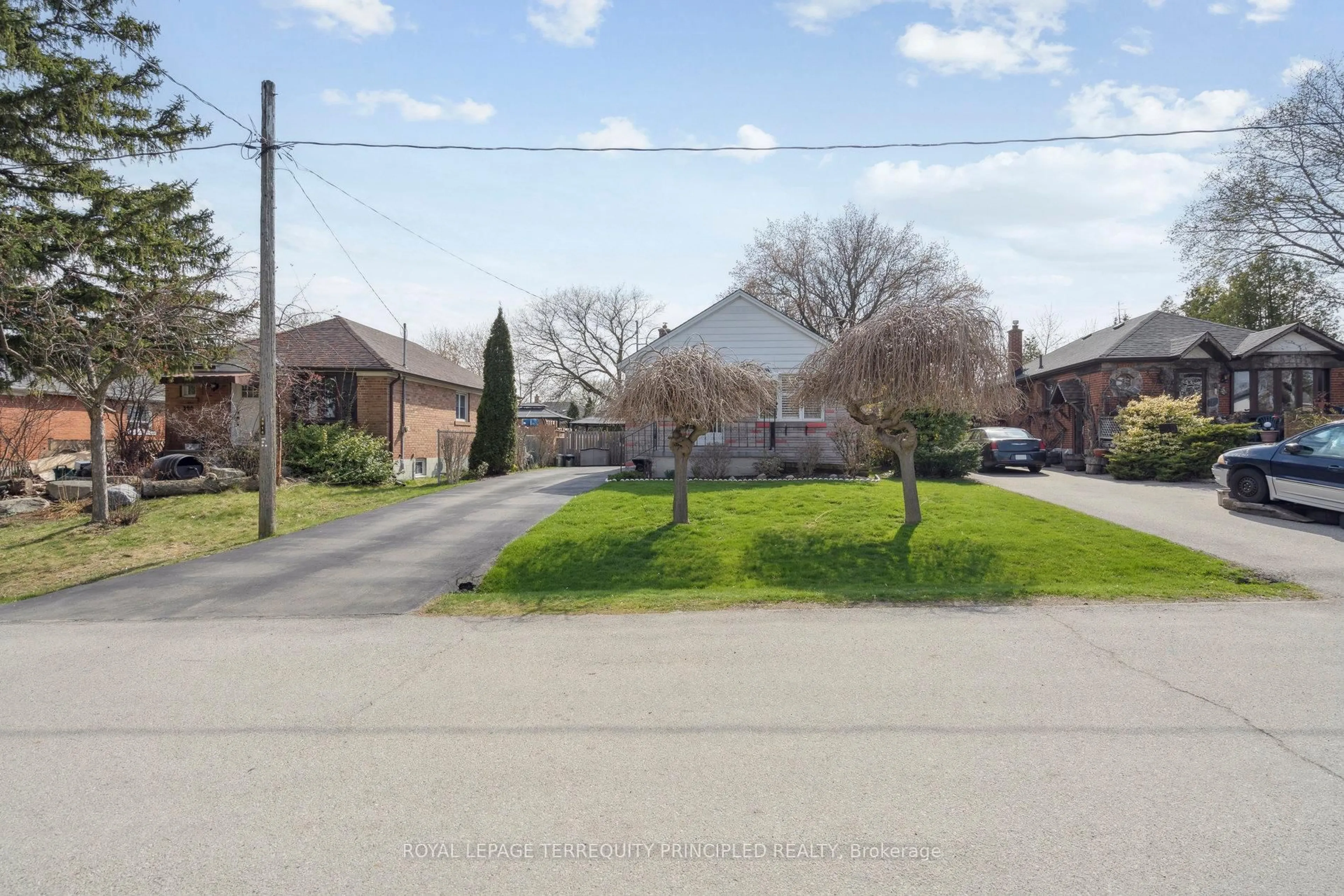 A pic from outside/outdoor area/front of a property/back of a property/a pic from drone, street for 394 Princess Anne Crt, Oakville Ontario L6K 2Y3