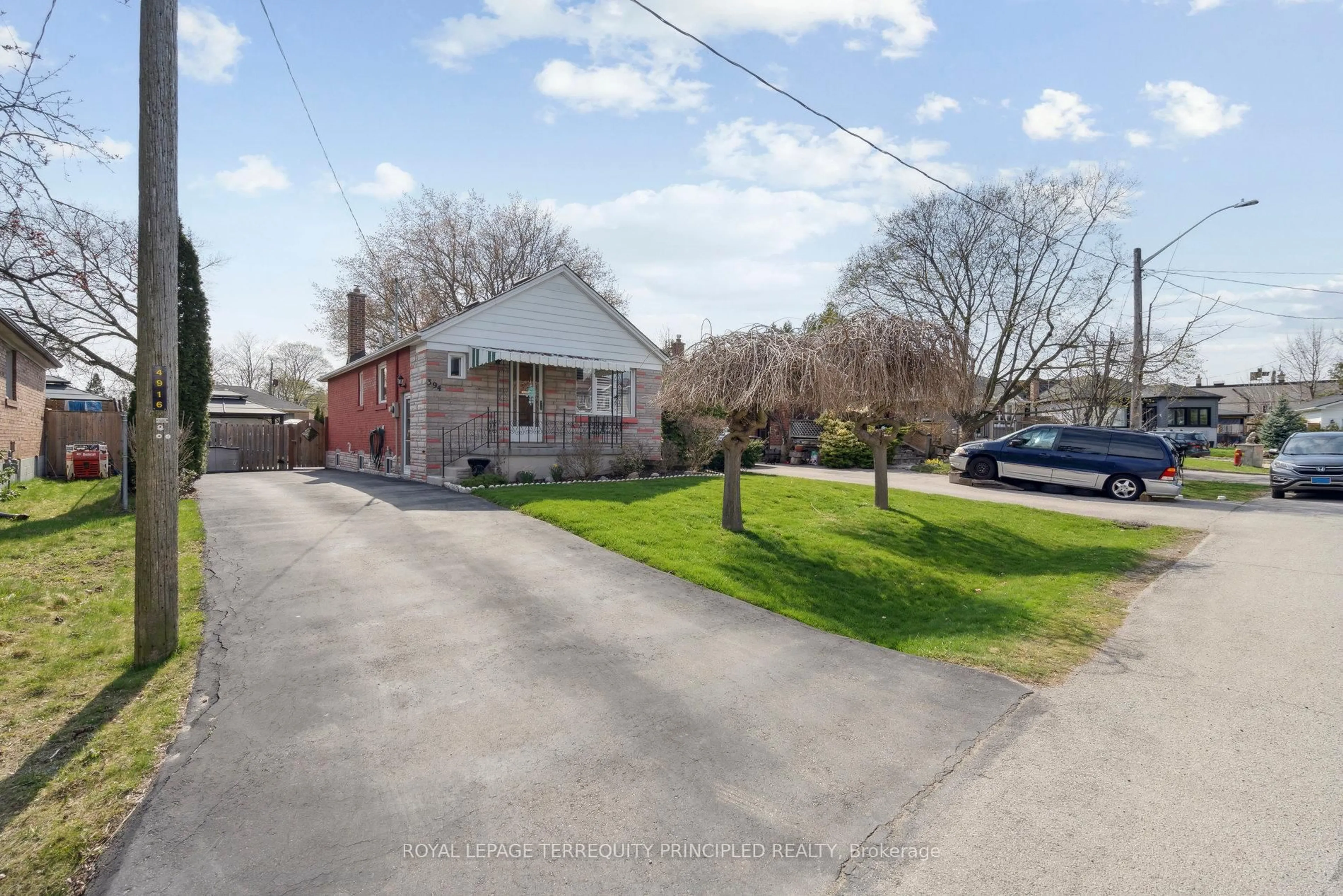 A pic from outside/outdoor area/front of a property/back of a property/a pic from drone, street for 394 Princess Anne Crt, Oakville Ontario L6K 2Y3
