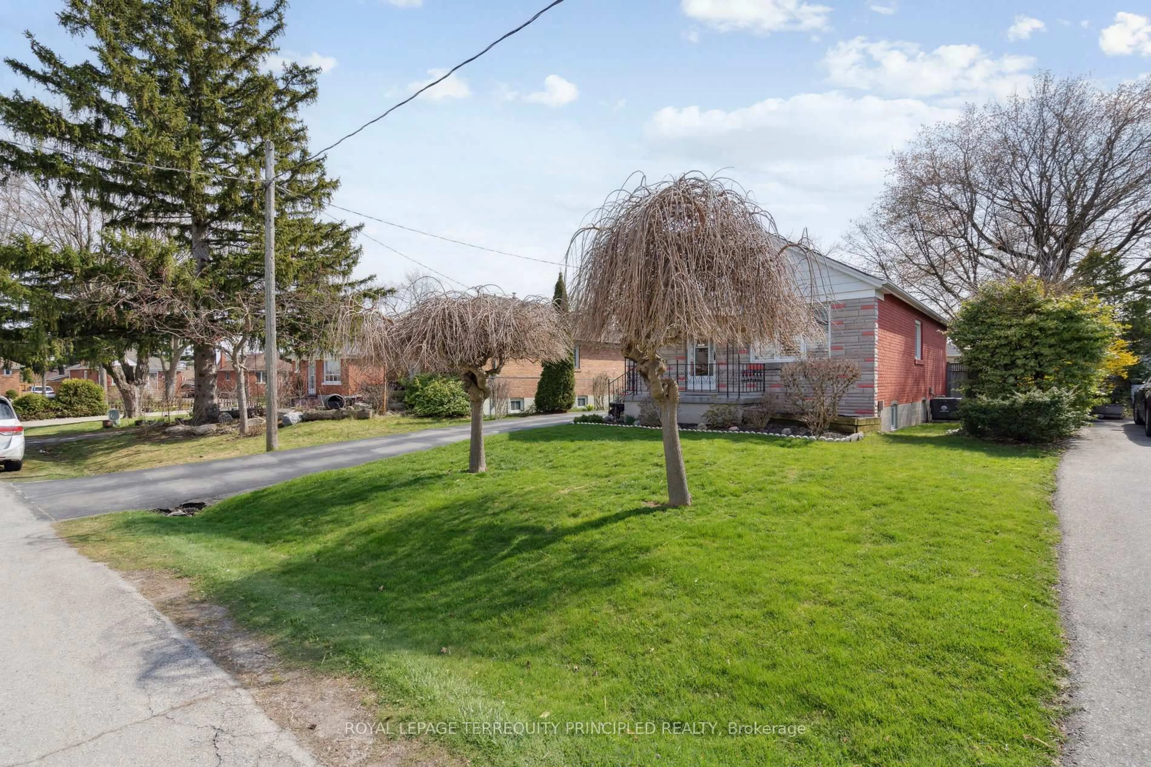 A pic from outside/outdoor area/front of a property/back of a property/a pic from drone, street for 394 Princess Anne Crt, Oakville Ontario L6K 2Y3