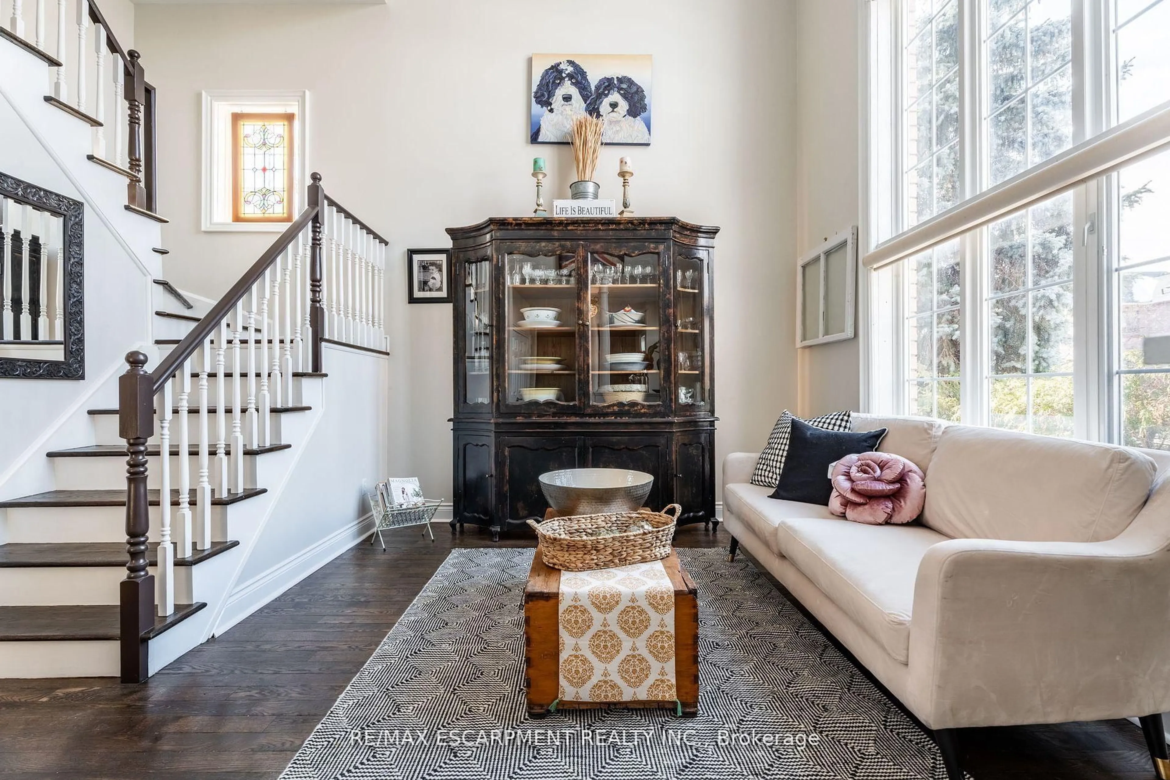 Indoor entryway for 154 Westchester Rd, Oakville Ontario L6H 6H9