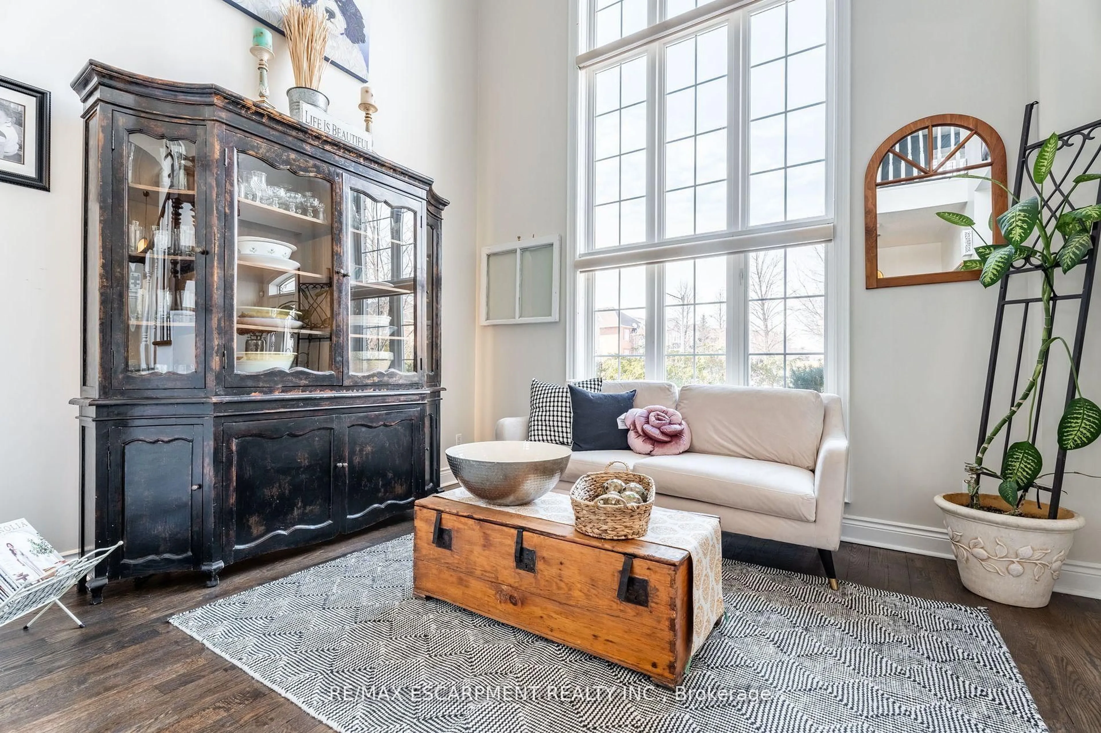 Living room with furniture, unknown for 154 Westchester Rd, Oakville Ontario L6H 6H9