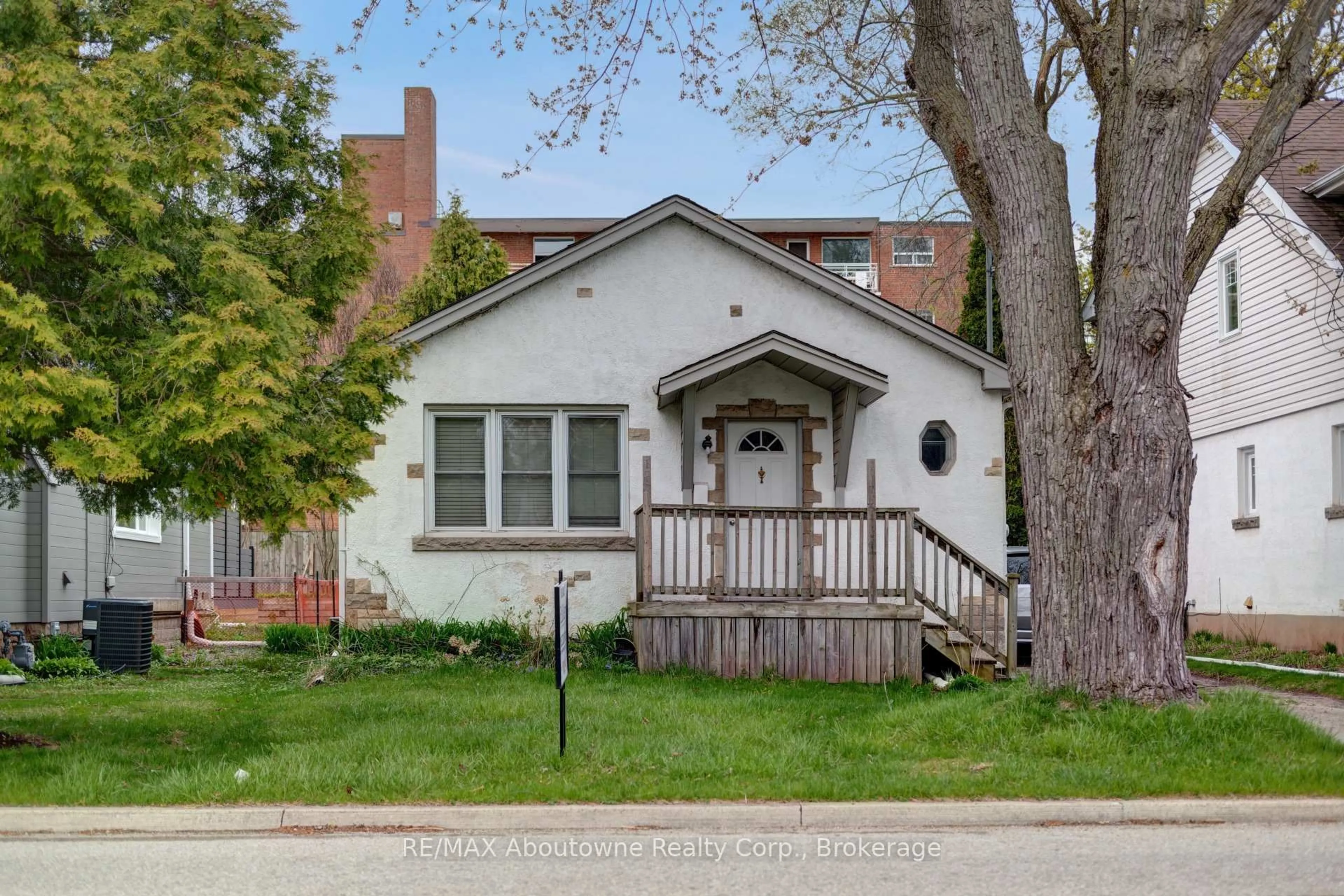 Home with brick exterior material, street for 469 Woodland Ave, Burlington Ontario L7R 2S2