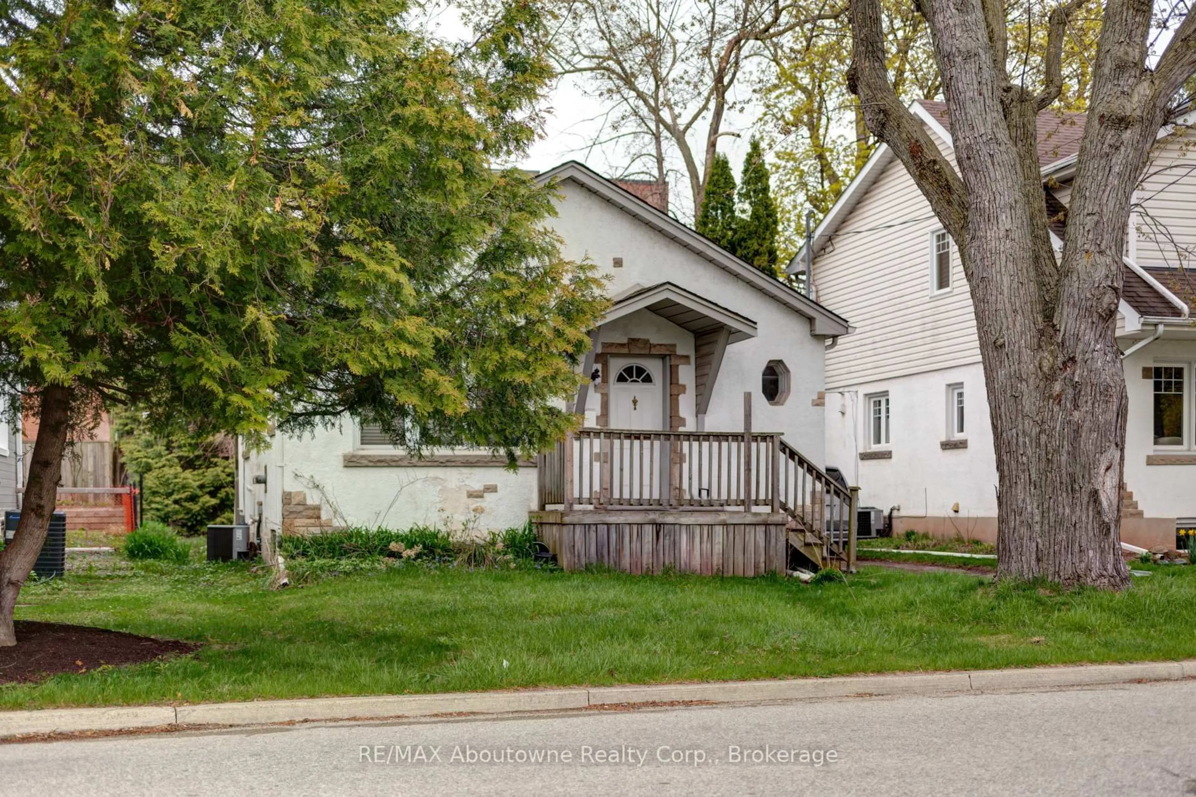 Unknown for 469 Woodland Ave, Burlington Ontario L7R 2S2