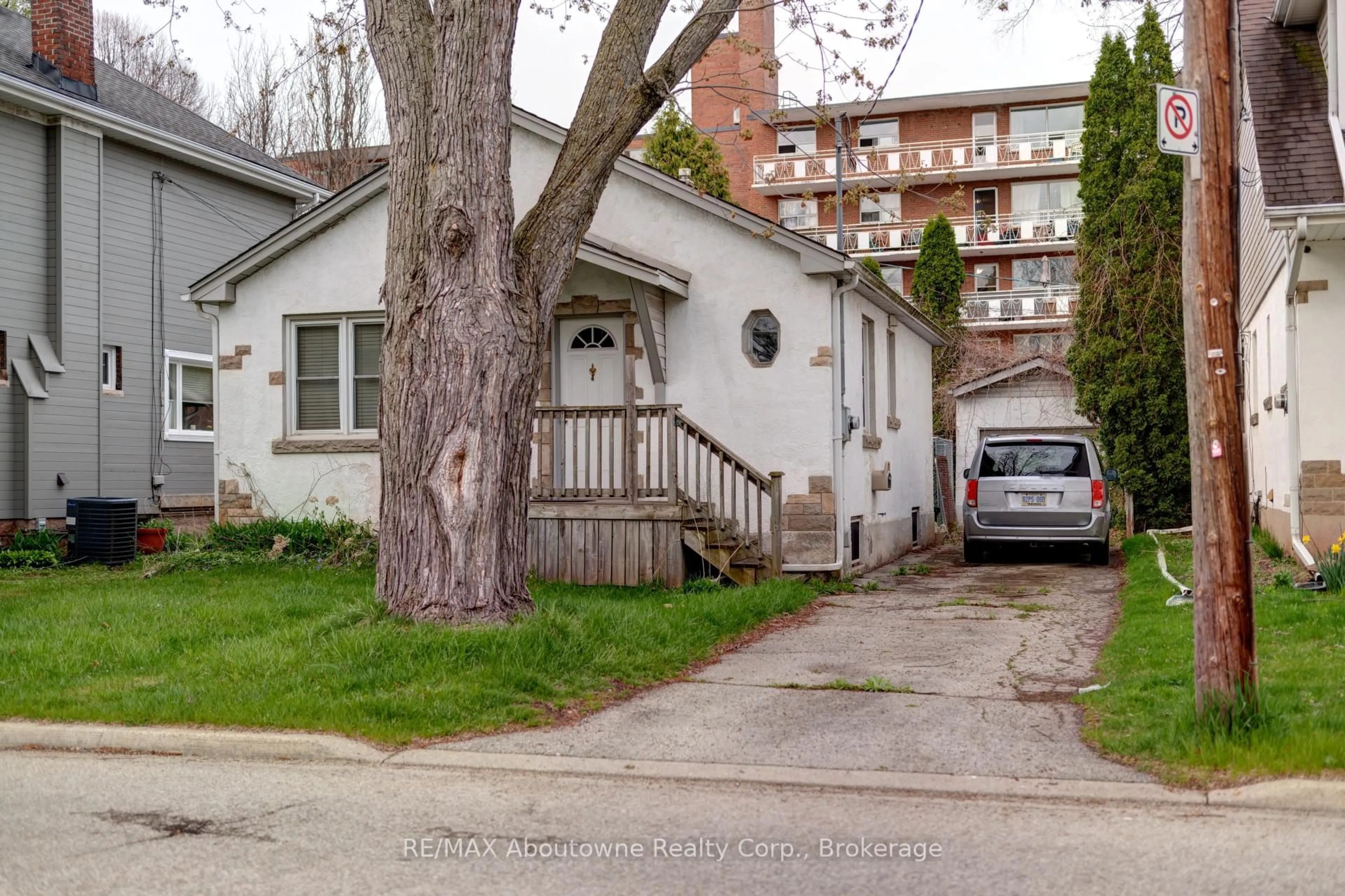 Unknown for 469 Woodland Ave, Burlington Ontario L7R 2S2