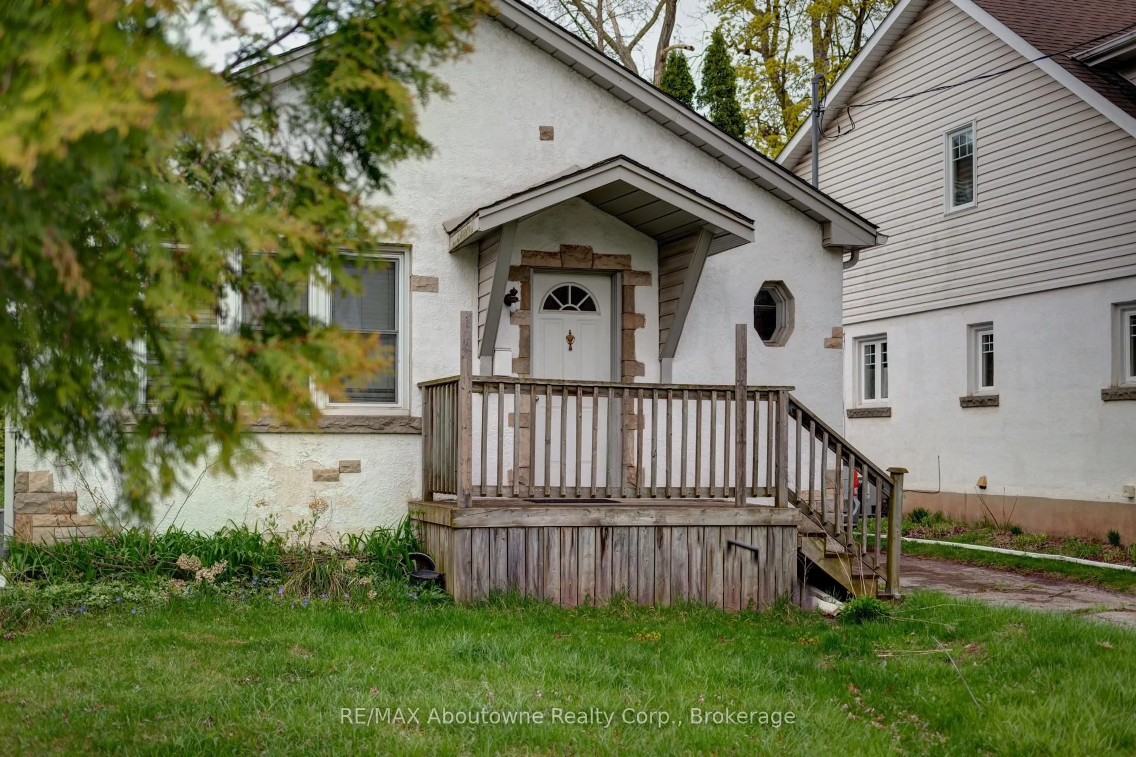 Patio, street for 469 Woodland Ave, Burlington Ontario L7R 2S2