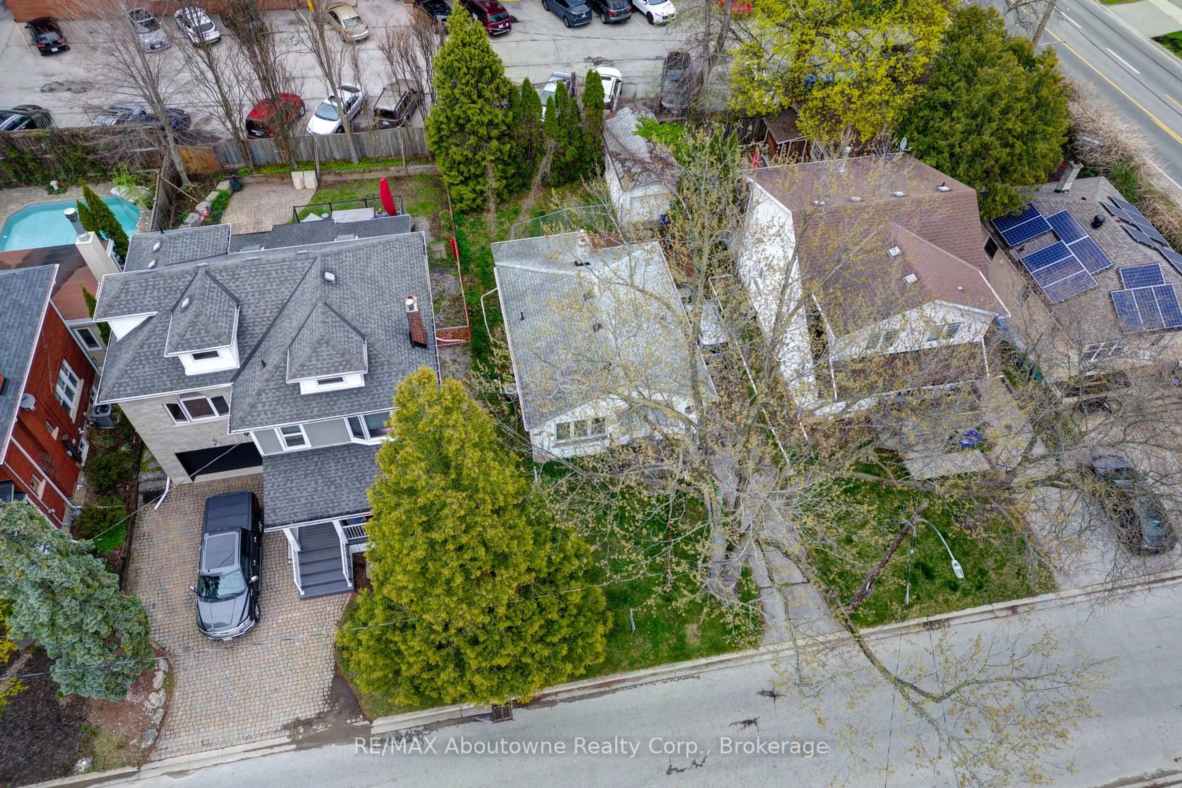 A pic from outside/outdoor area/front of a property/back of a property/a pic from drone, street for 469 Woodland Ave, Burlington Ontario L7R 2S2