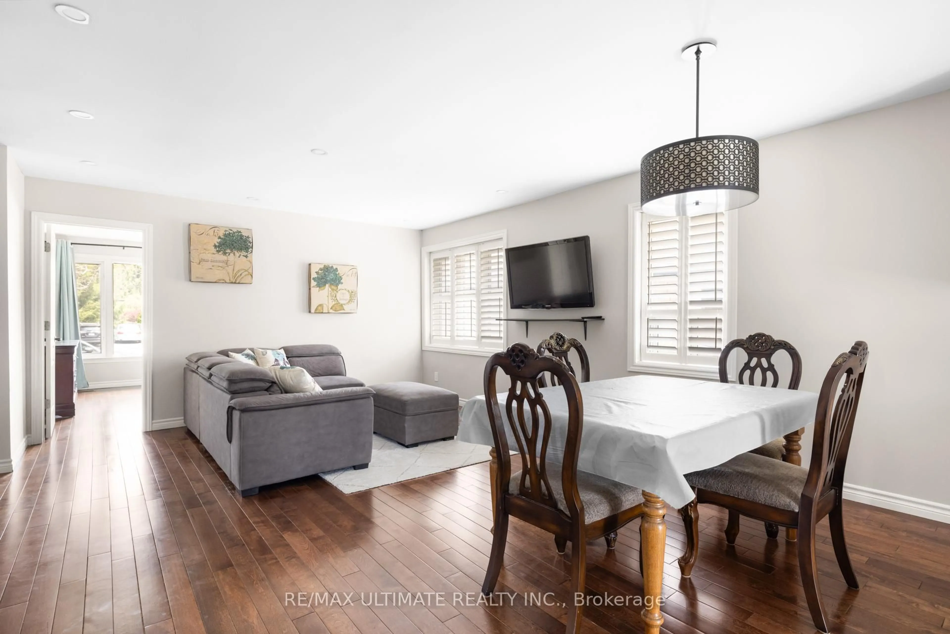 Living room with furniture, wood/laminate floor for 257 Wales Cres, Oakville Ontario L6L 3X8