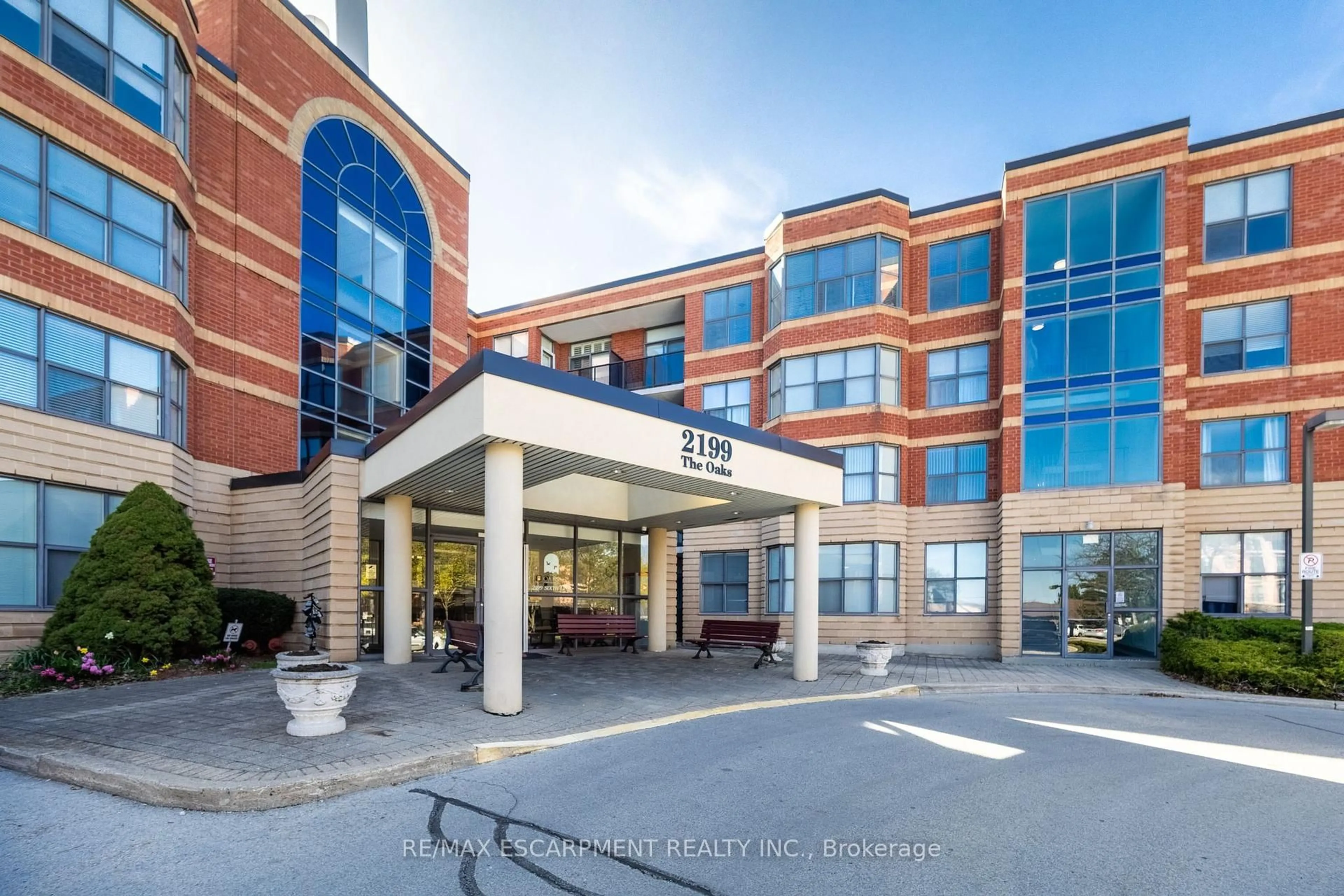Indoor foyer for 2199 Sixth Line #314, Oakville Ontario L6H 5V3