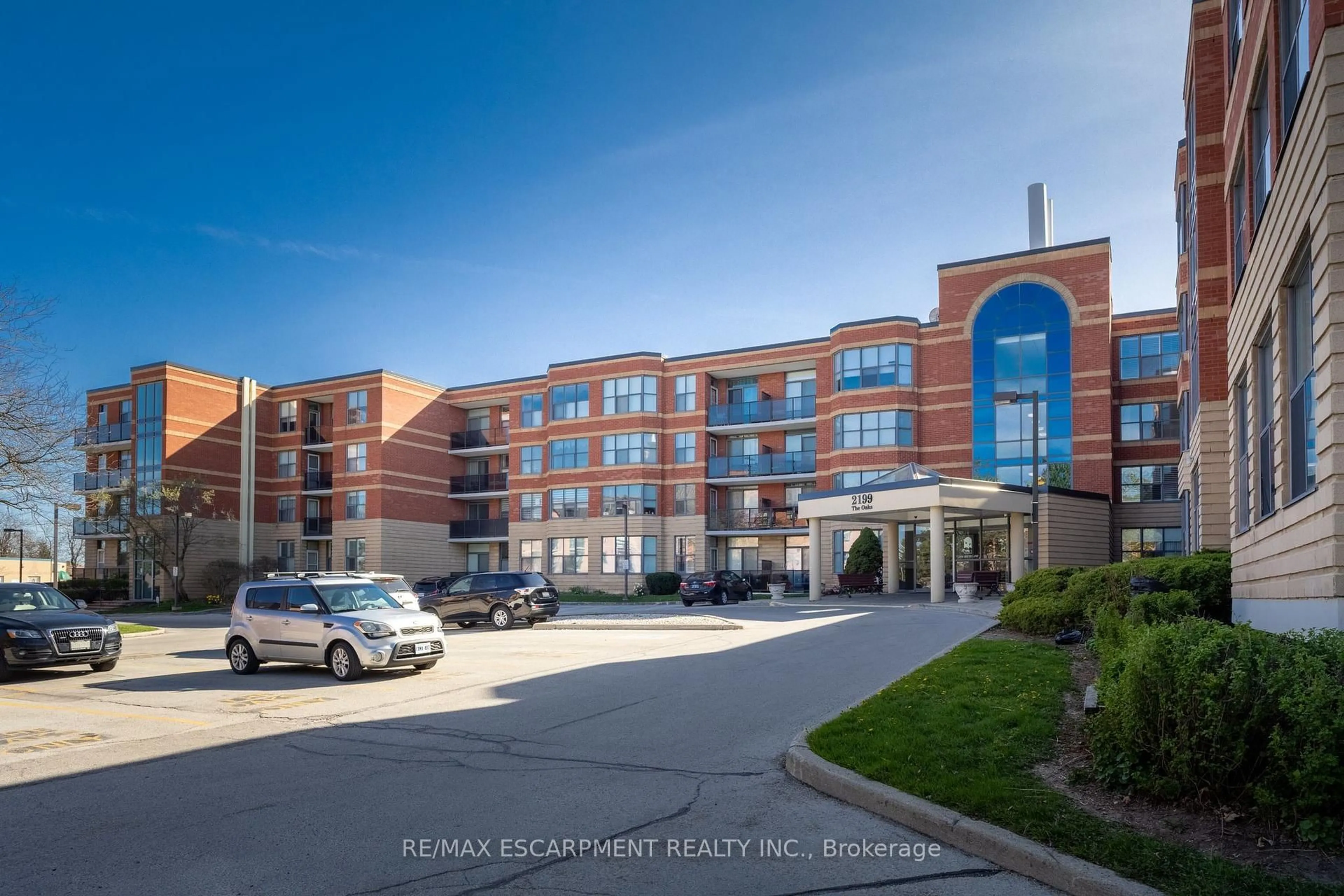 Indoor foyer for 2199 Sixth Line #314, Oakville Ontario L6H 5V3